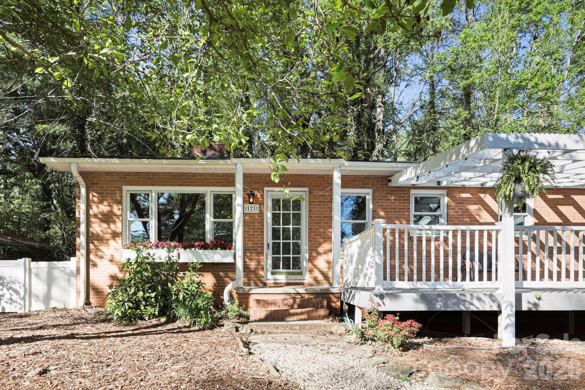 121 Wells ST, Hendersonville, NC 28739