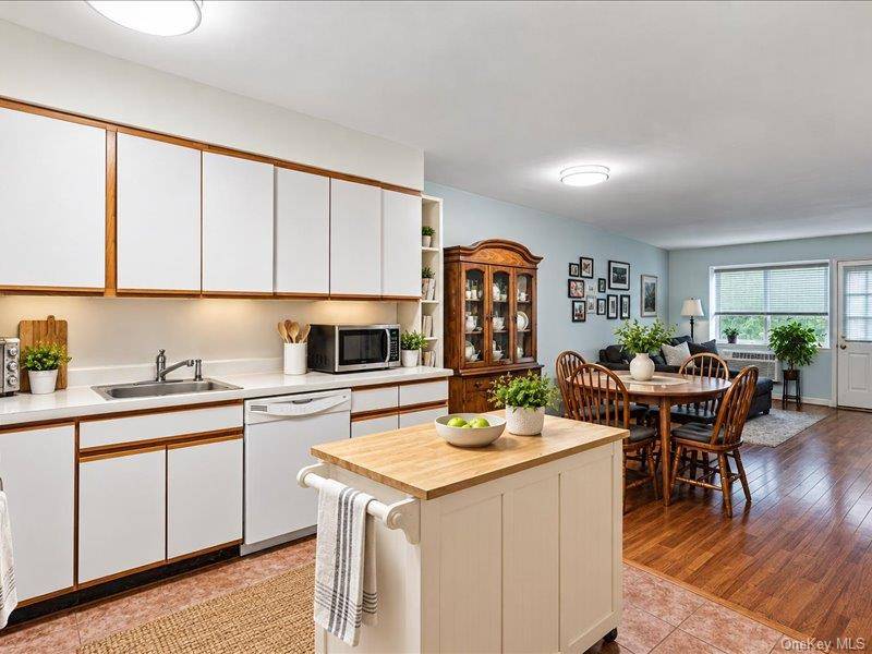 76-30 Grand Central Pkwy, Forest Hills, NY 11375
