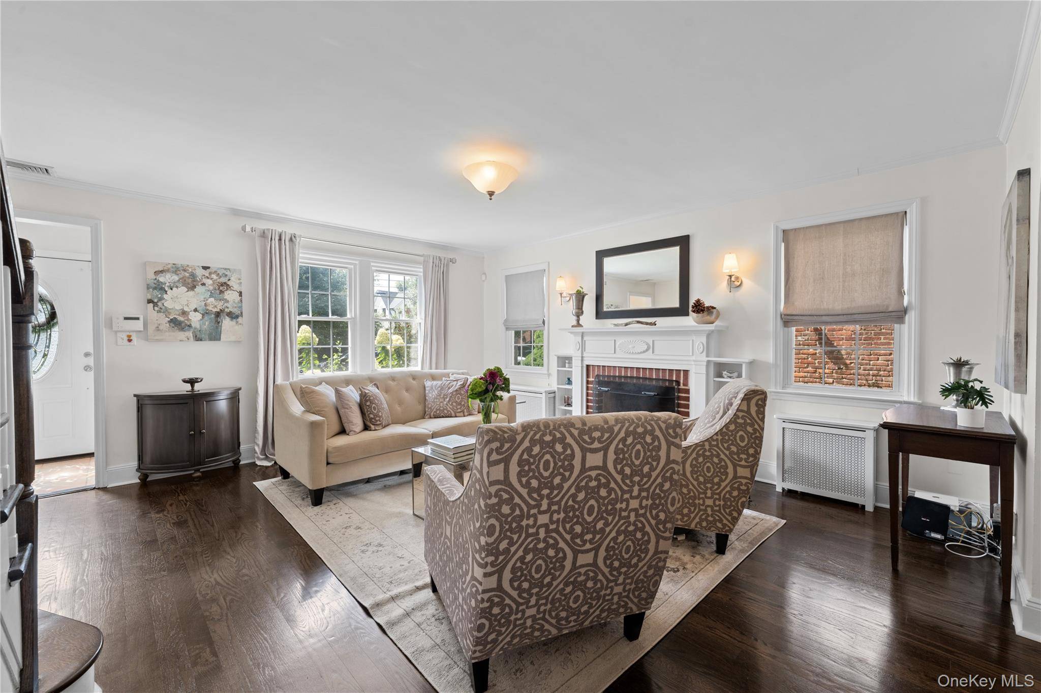 33 Ogden AVE, East Williston, NY 11596