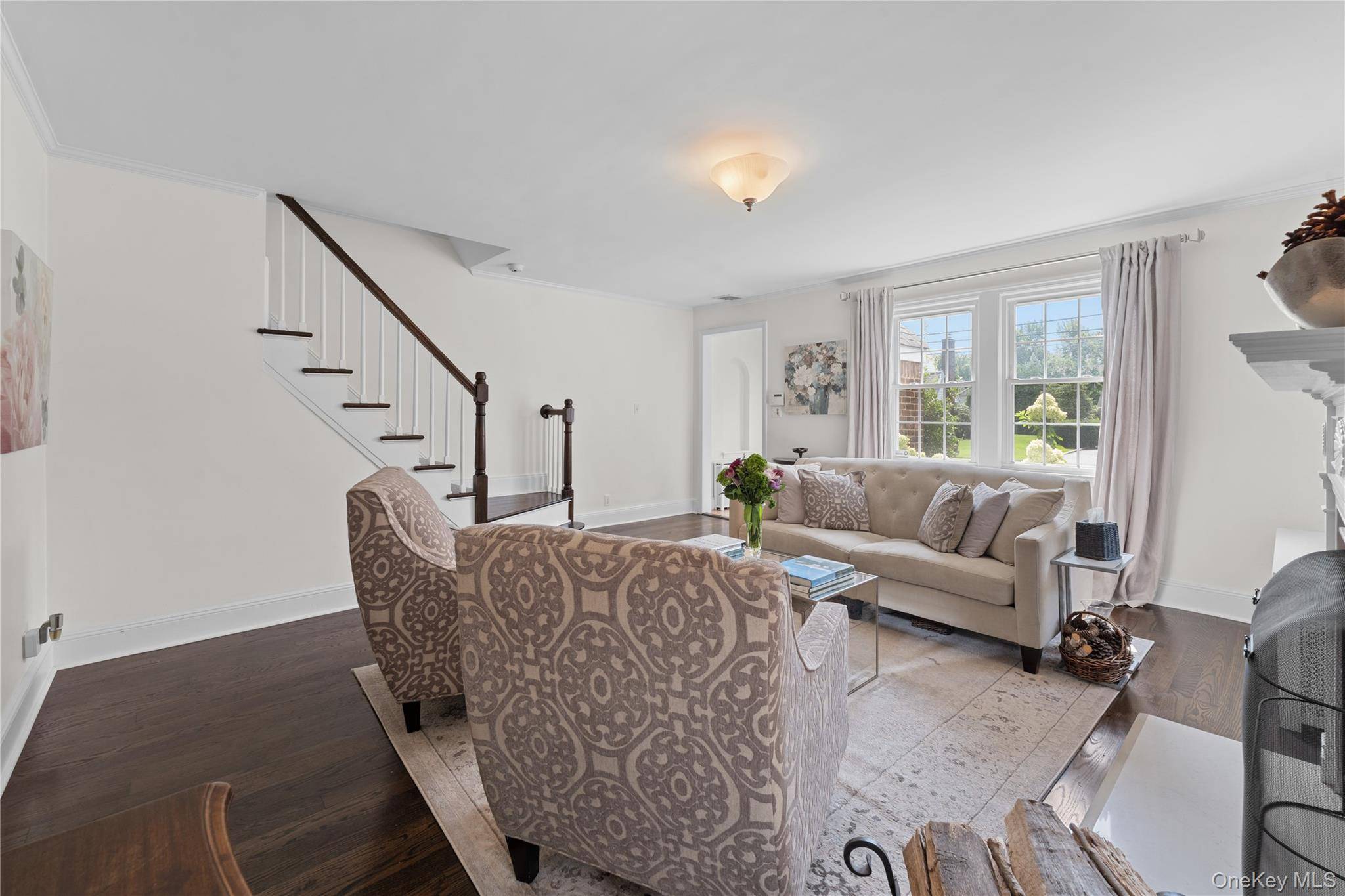 33 Ogden AVE, East Williston, NY 11596