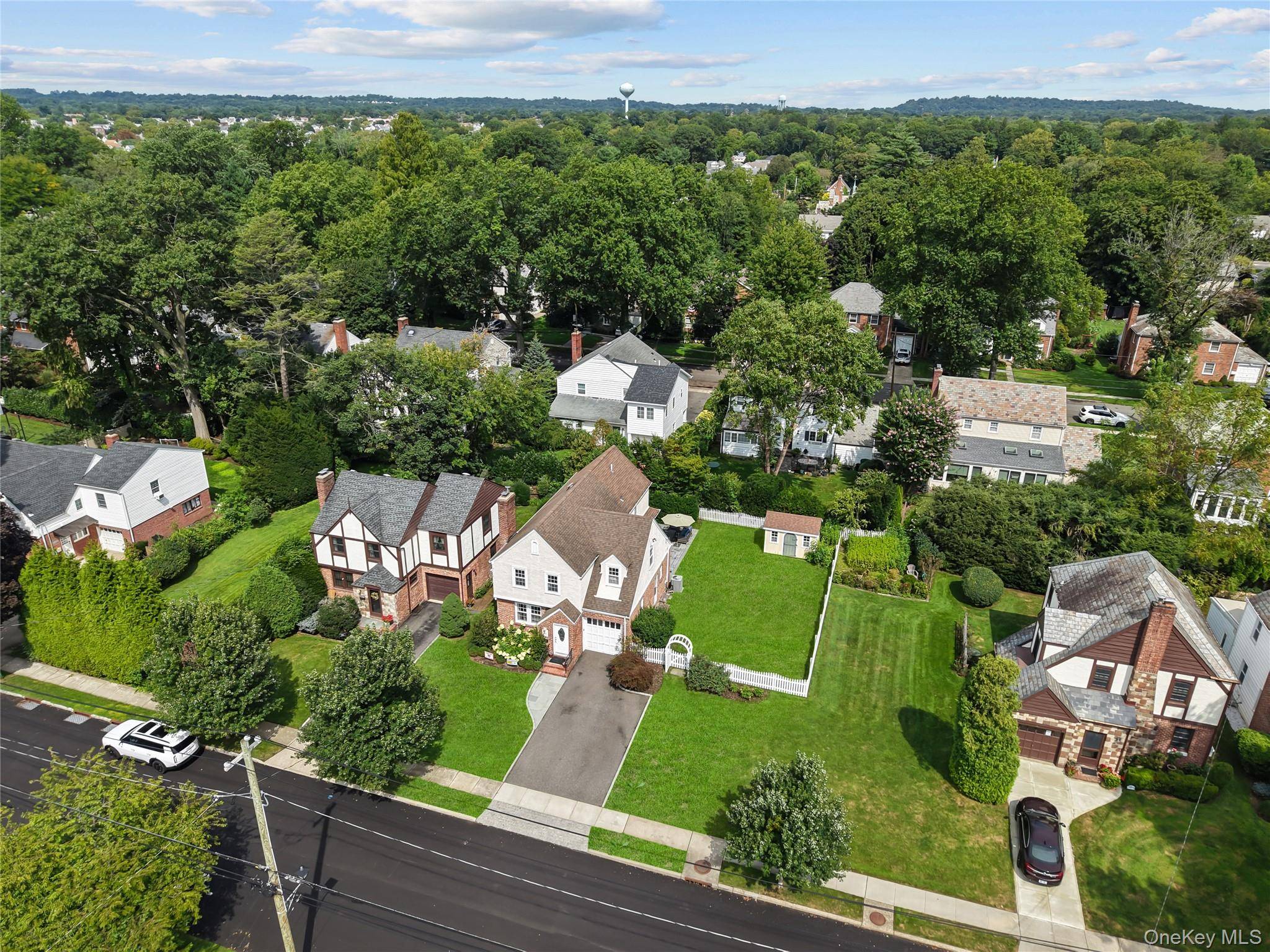 33 Ogden AVE, East Williston, NY 11596