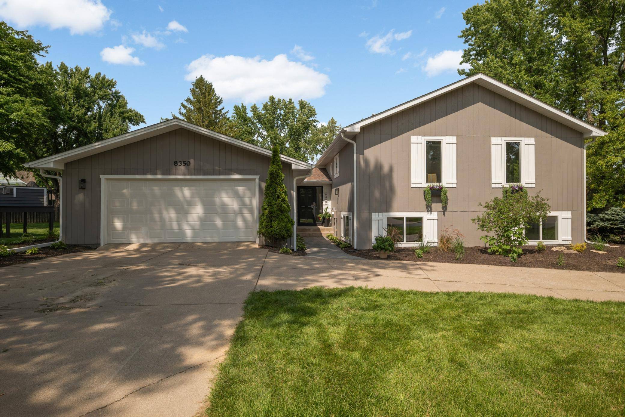 8350 Amsden Ridge DR, Bloomington, MN 55438