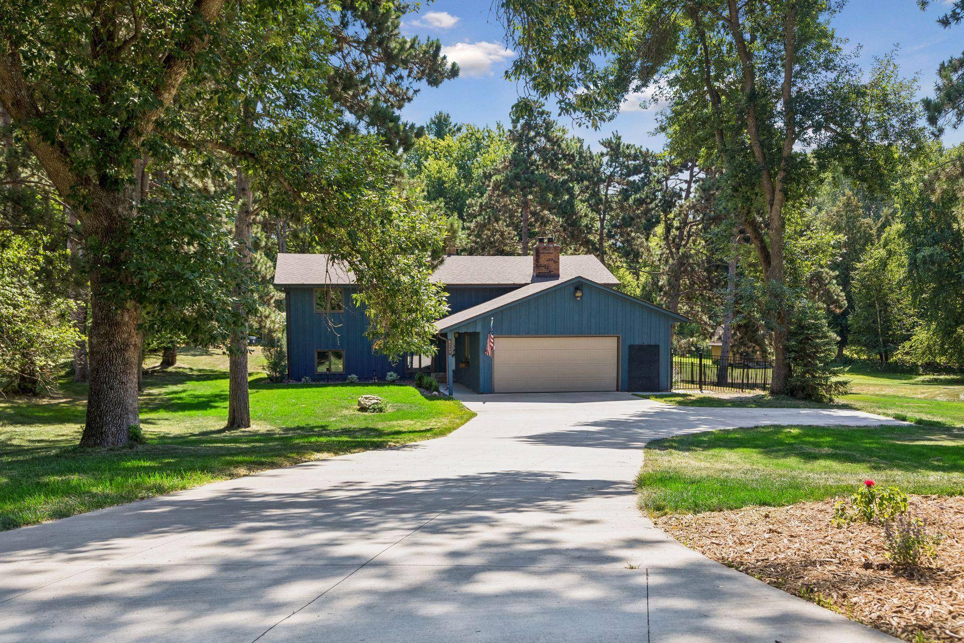 8249 Deer Pond CT N, Lake Elmo, MN 55042