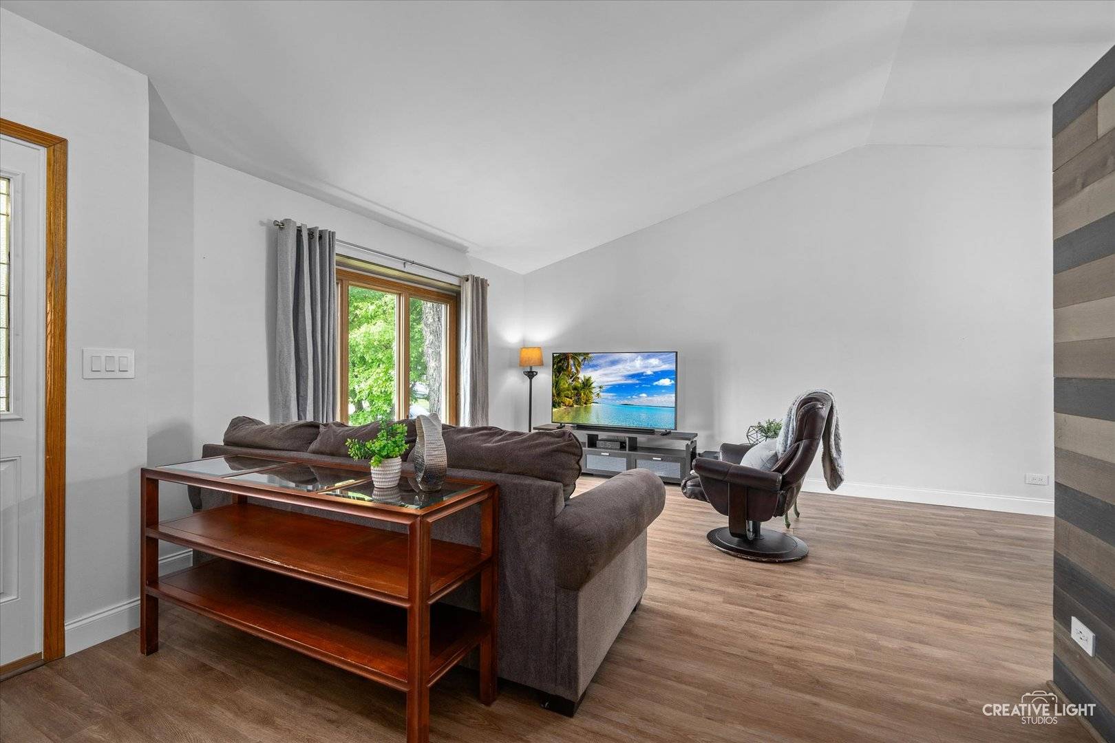 1607 Terri CIR, Naperville, IL 60563