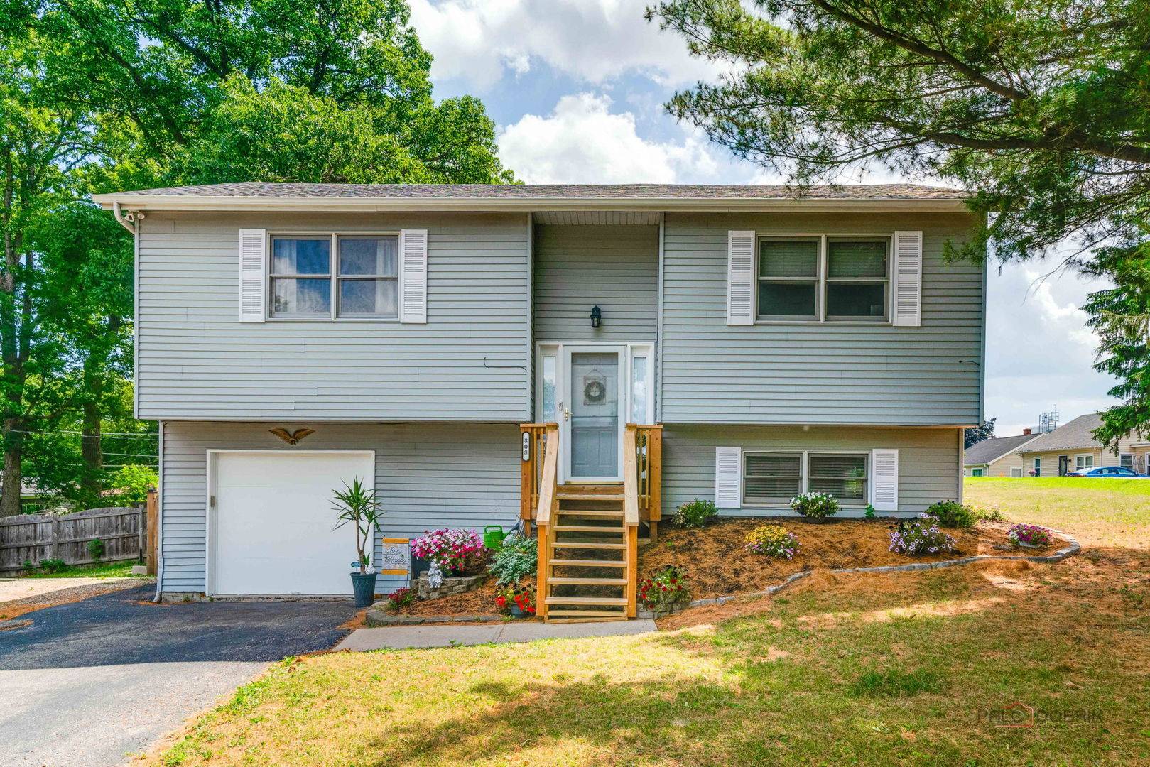808 Peter ST, Mchenry, IL 60050