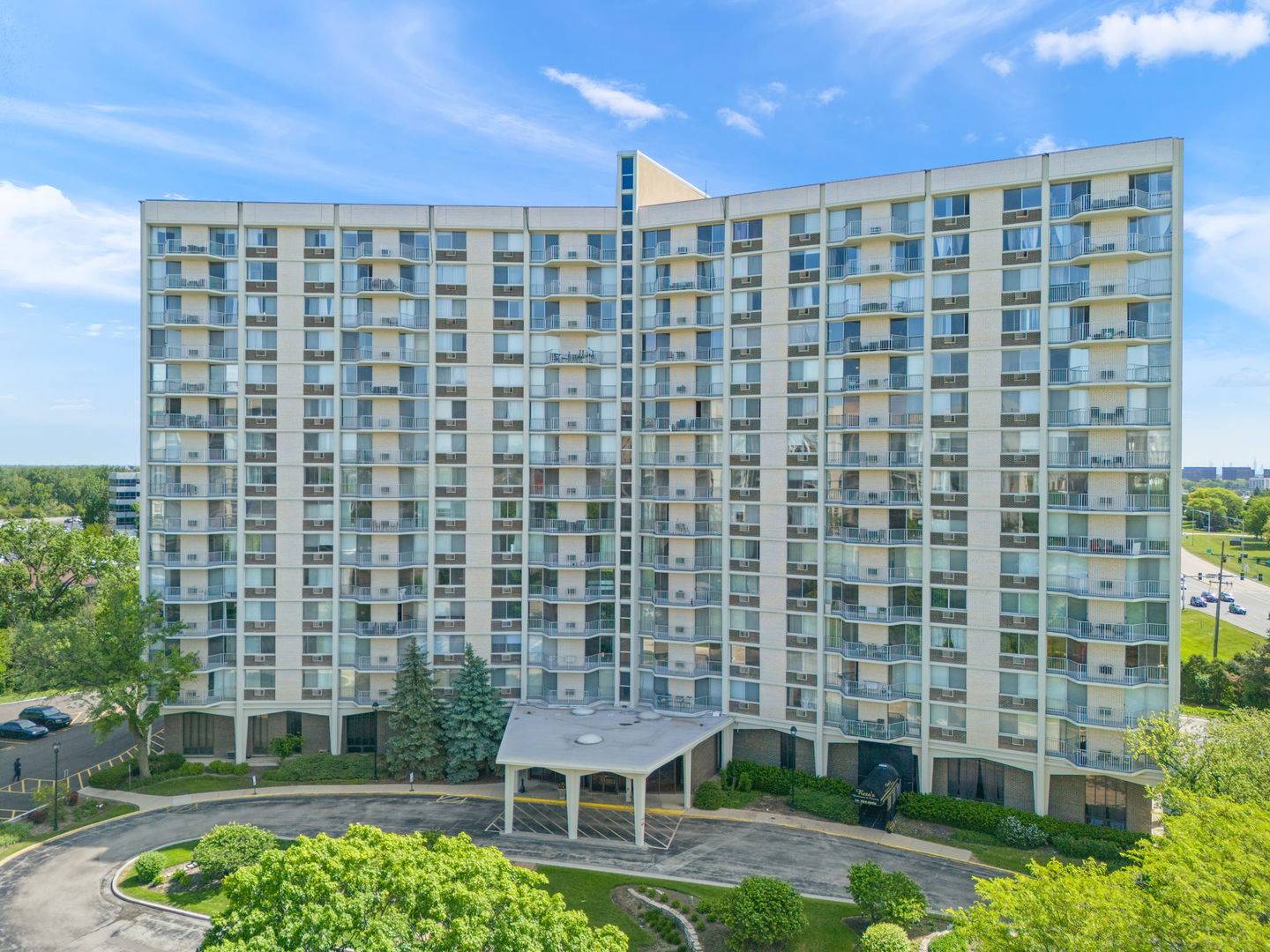40 N Tower RD #14B, Oak Brook, IL 60523