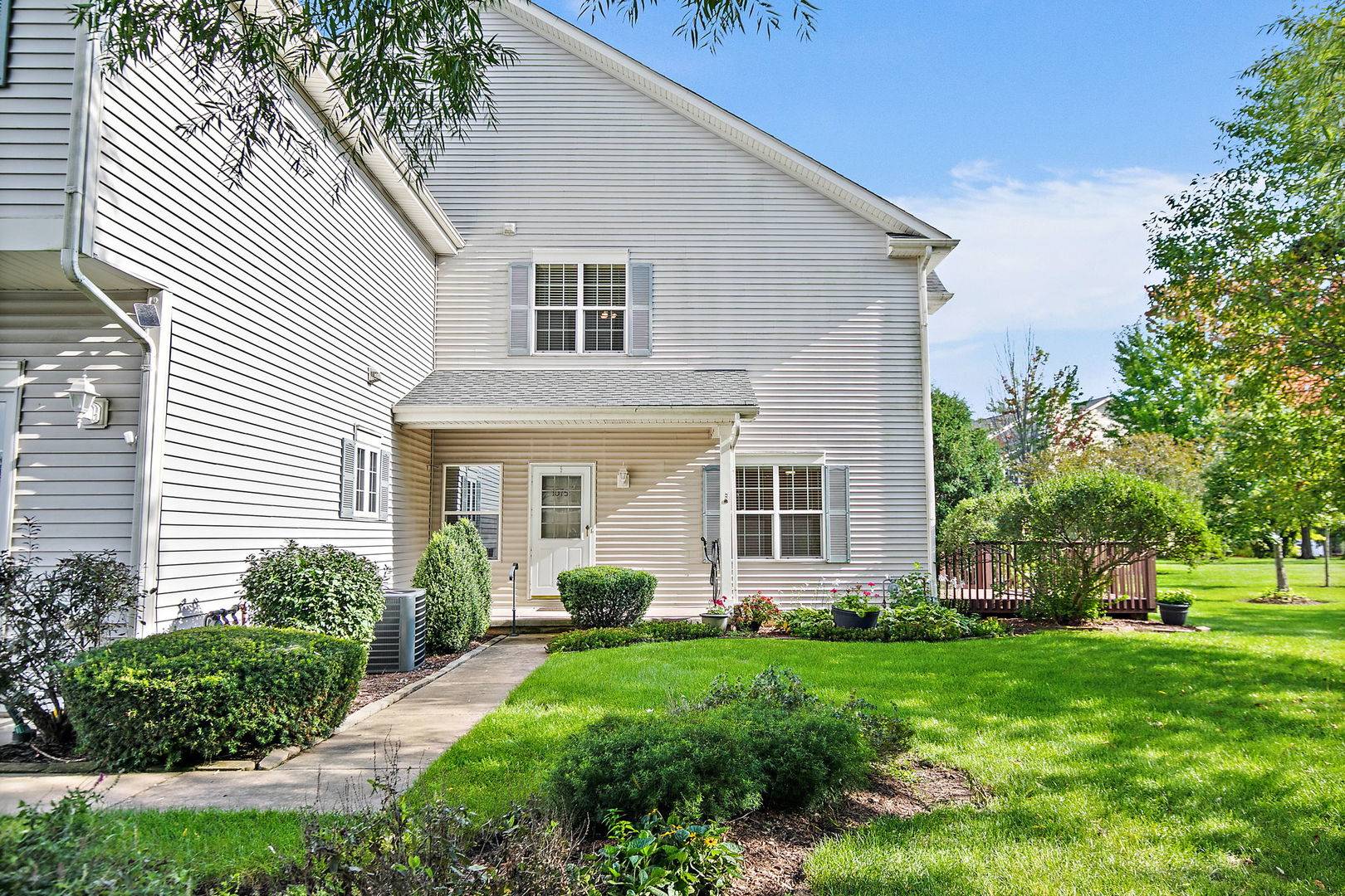 1075 Castleshire DR #1075, Woodstock, IL 60098
