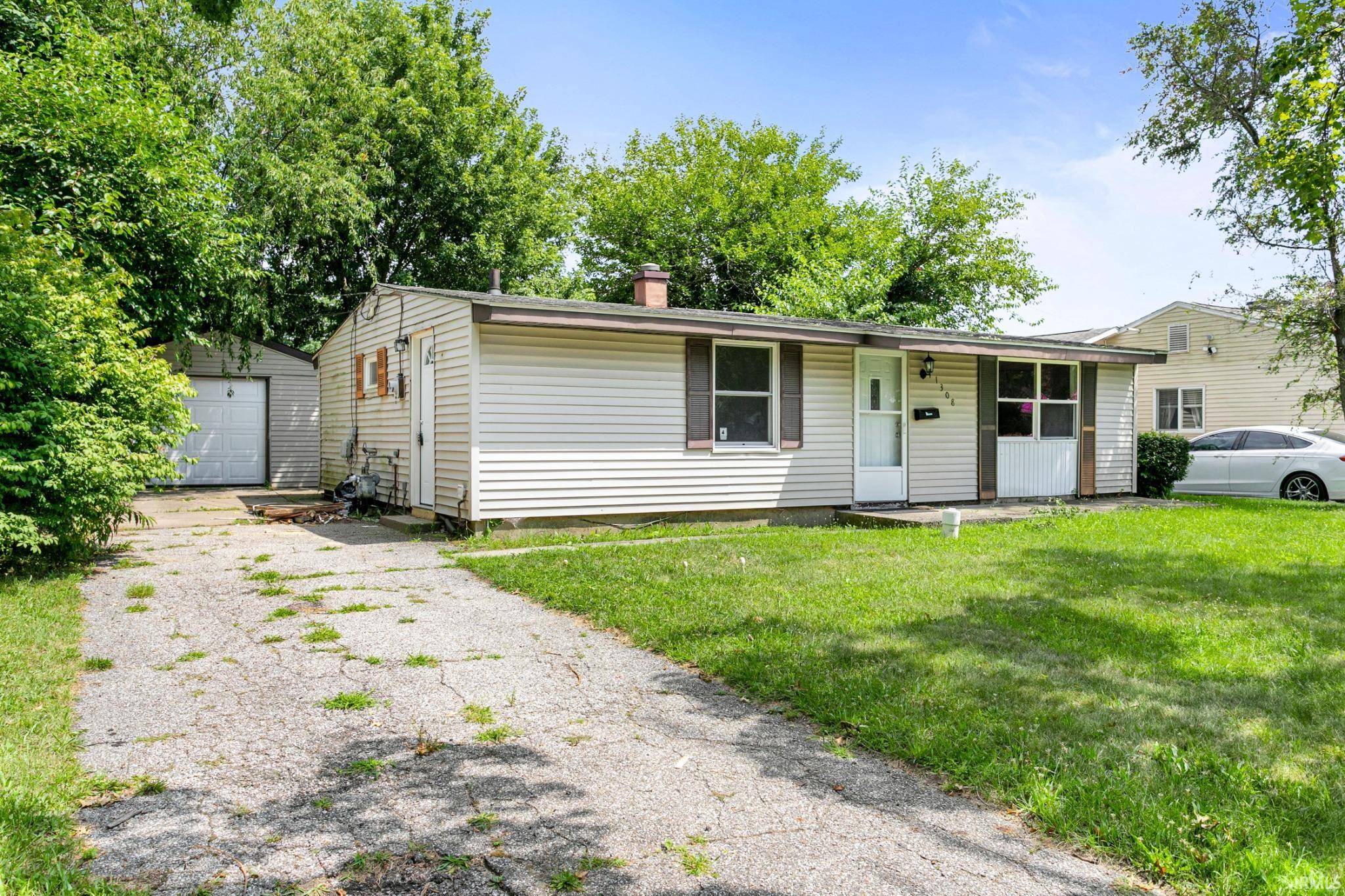 1308 Browne LN, South Bend, IN 46615-3826