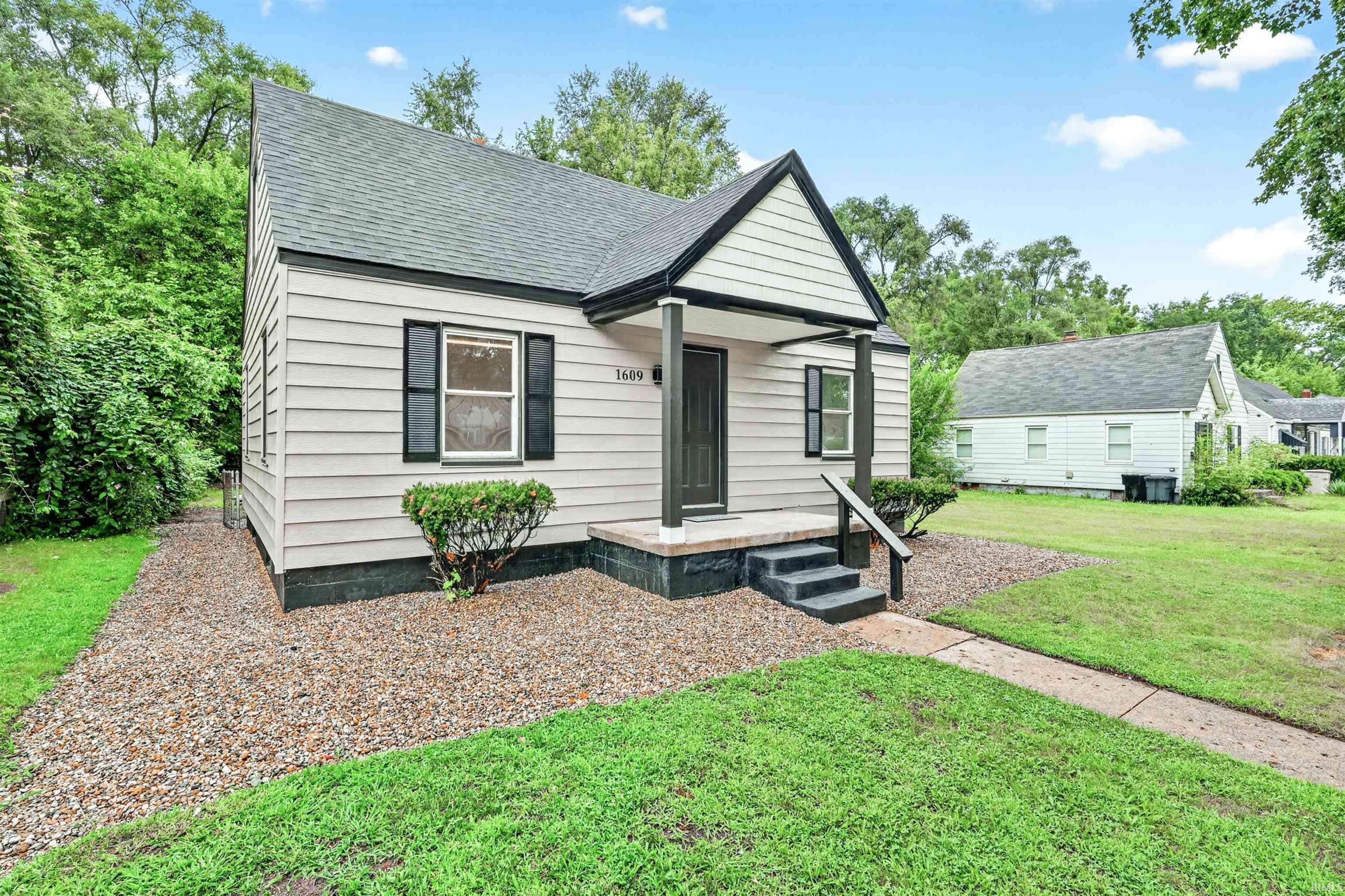 1609 N Brookfield ST, South Bend, IN 46628-3007