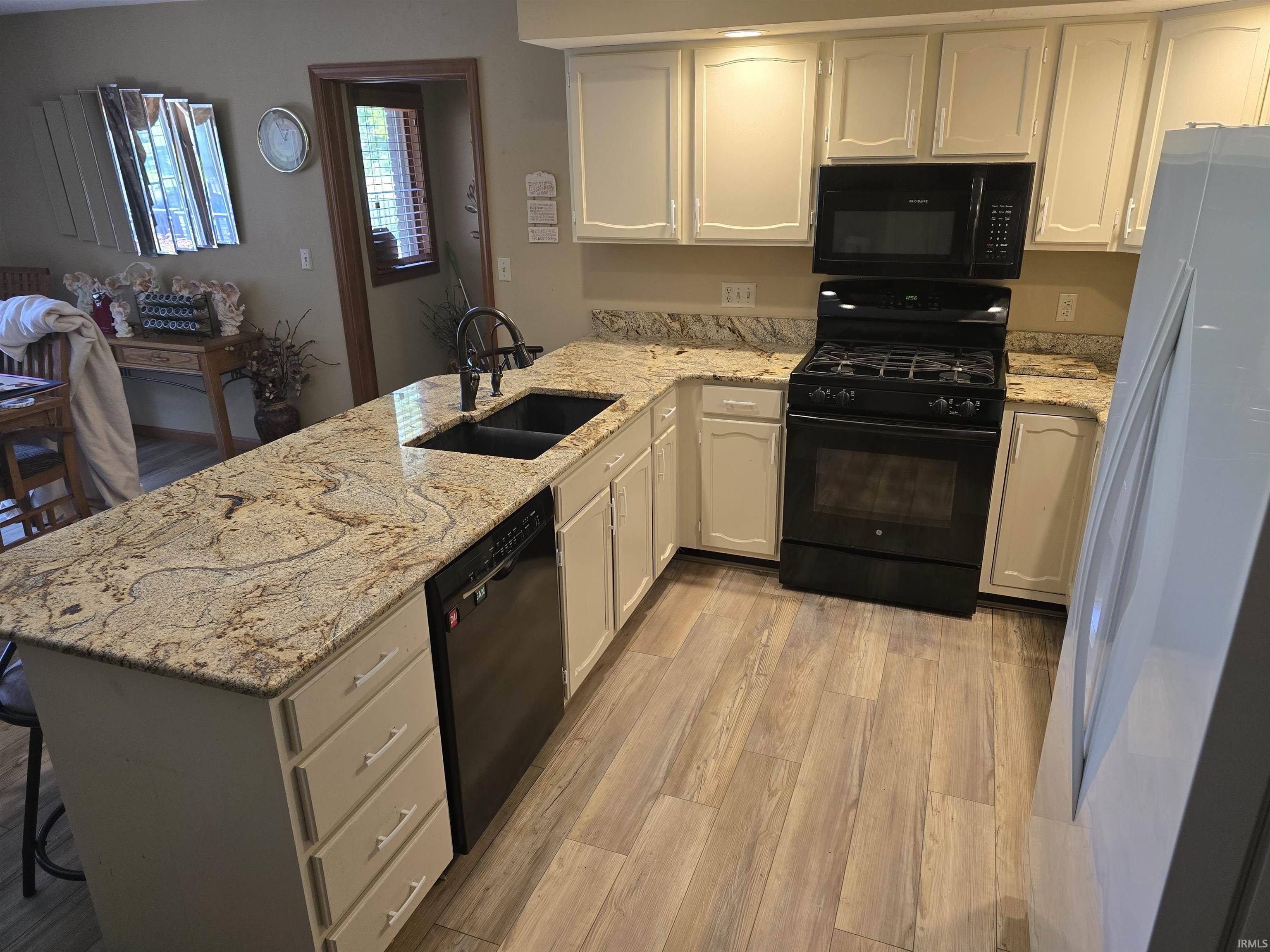 827 Foxbriar LN, Goshen, IN 46526