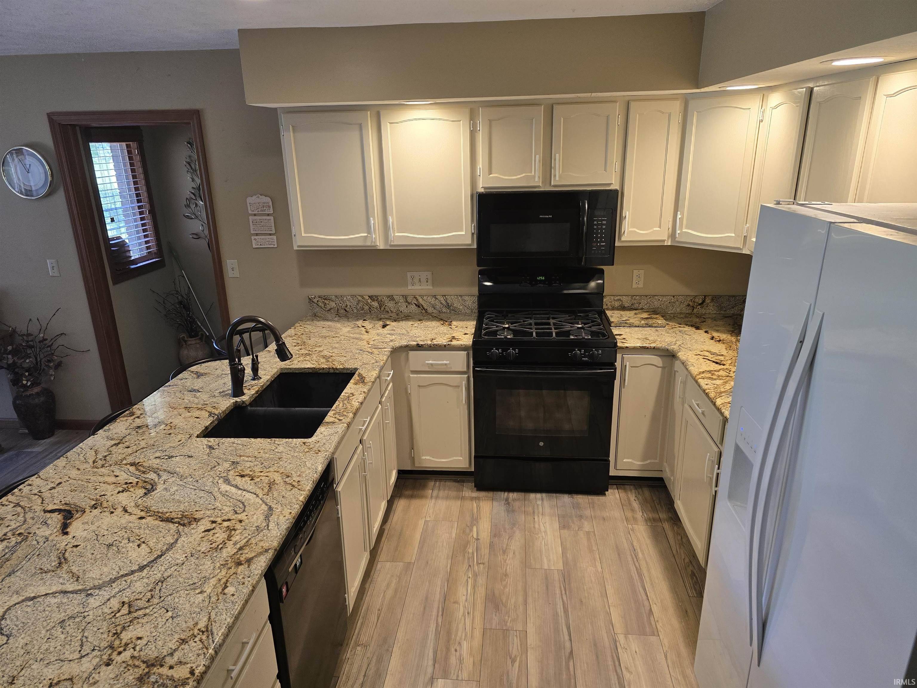 827 Foxbriar LN, Goshen, IN 46526