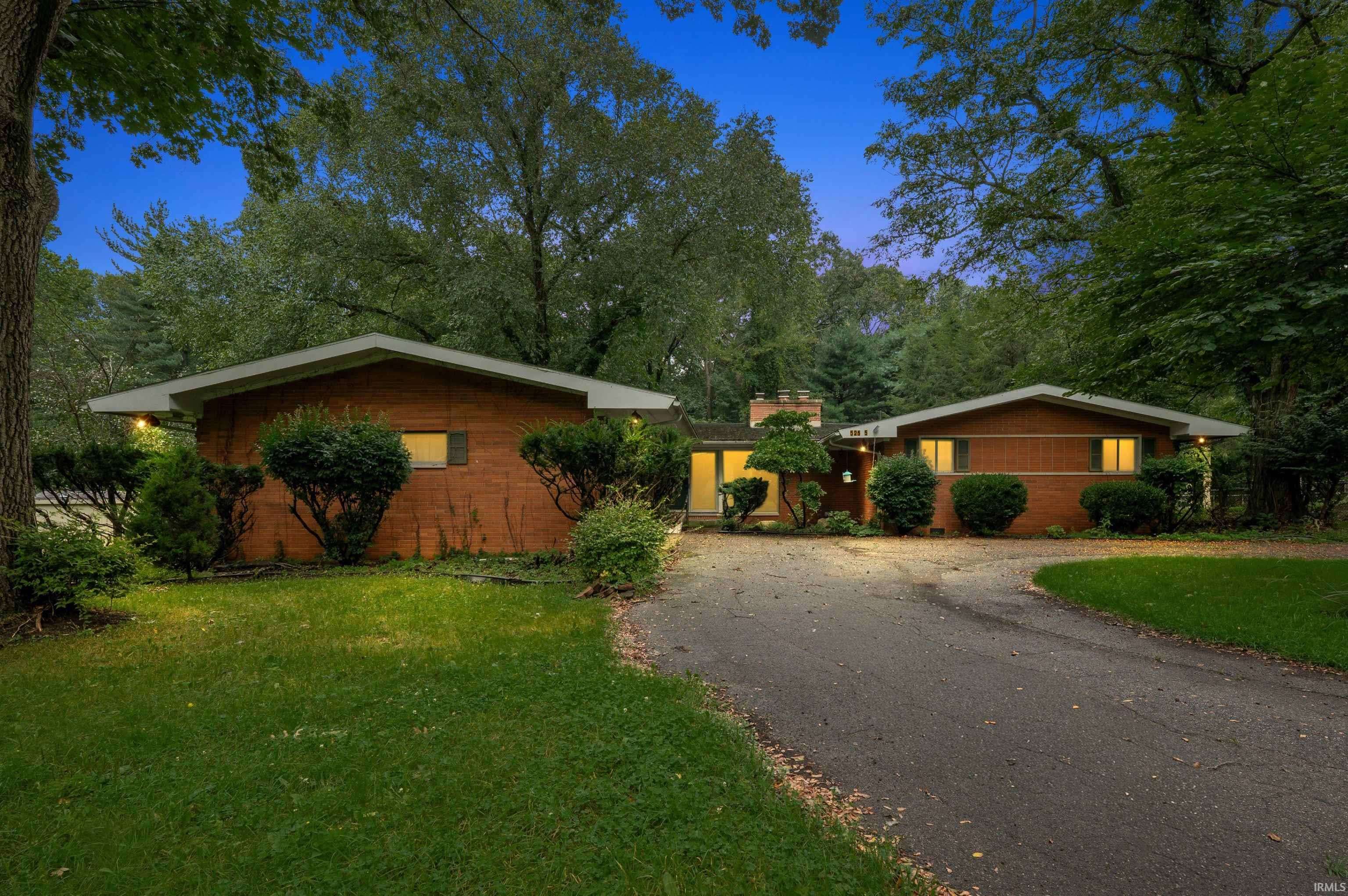 52585 Brooktrails DR, South Bend, IN 46637
