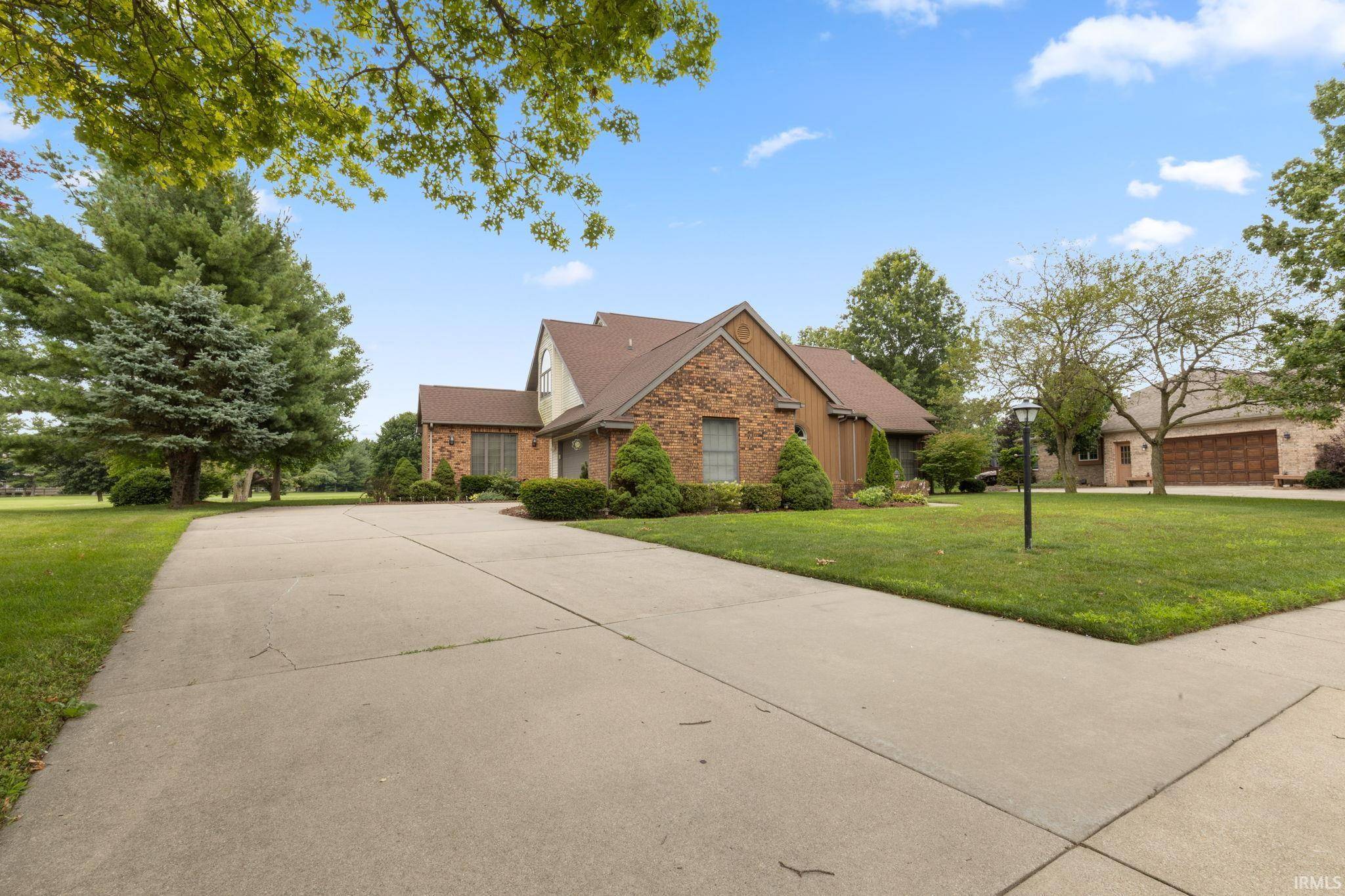 910 Foxbriar LN, Goshen, IN 46526