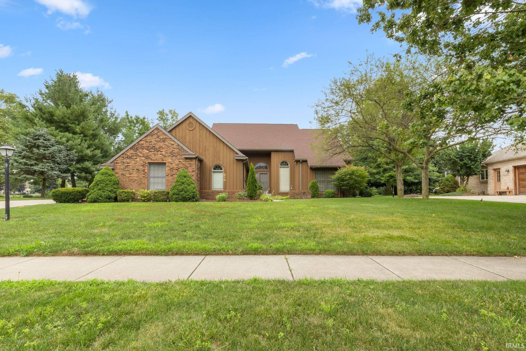 910 Foxbriar LN, Goshen, IN 46526
