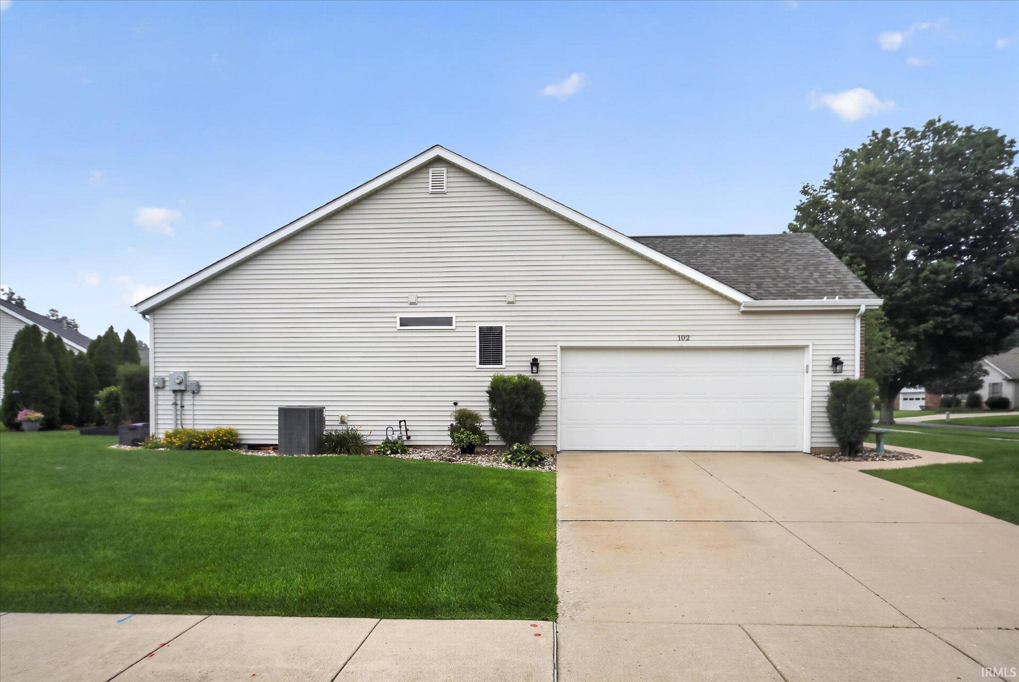 102 Livingston Bay CT, Mishawaka, IN 46544-3895