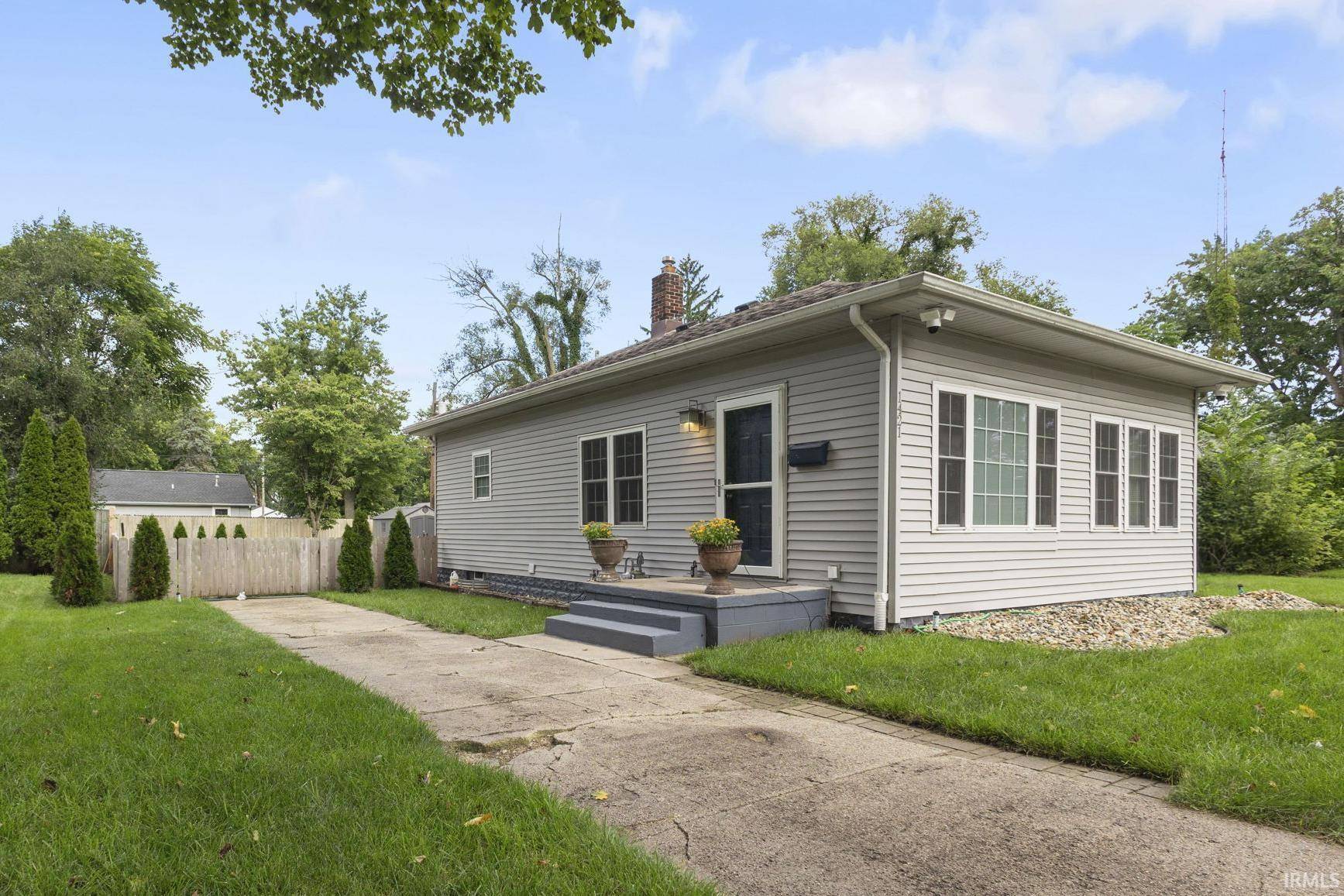 1421 Chalfant ST, South Bend, IN 46617-2136