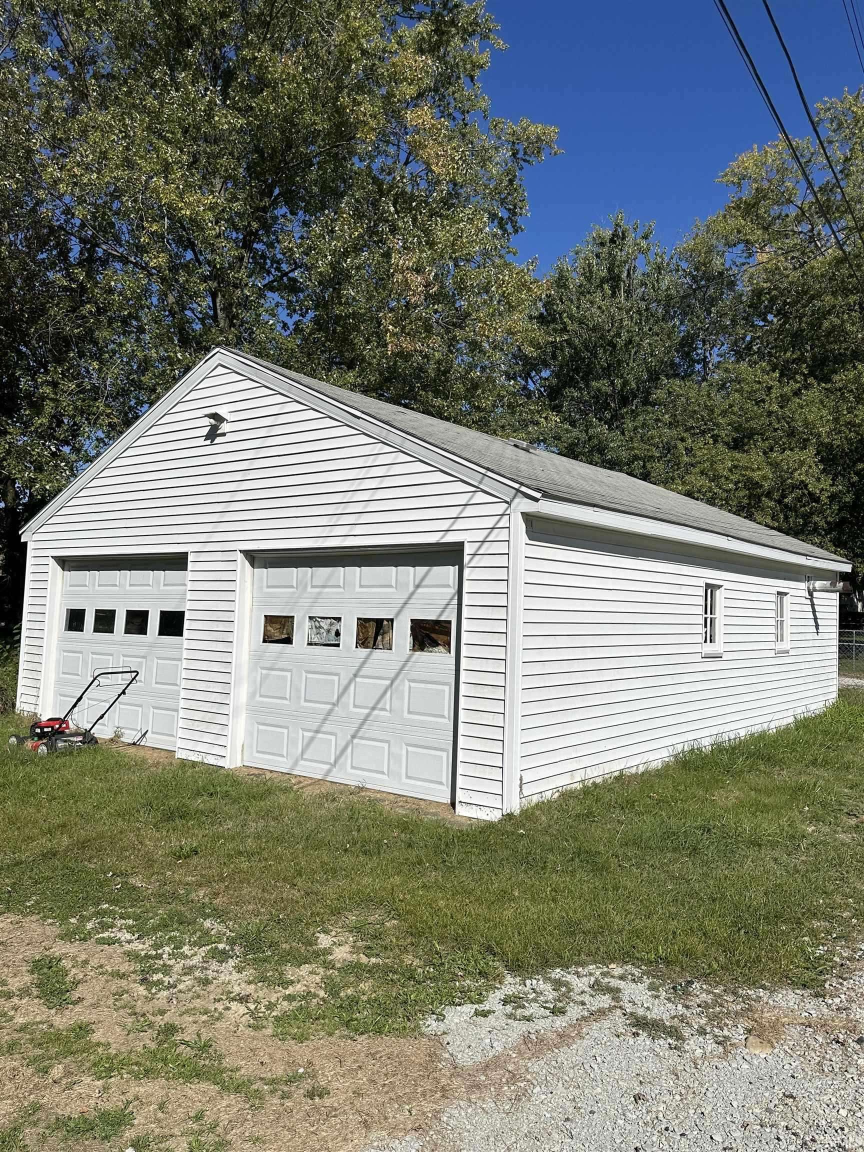 1537 Lake AVE, Plymouth, IN 46563-2426
