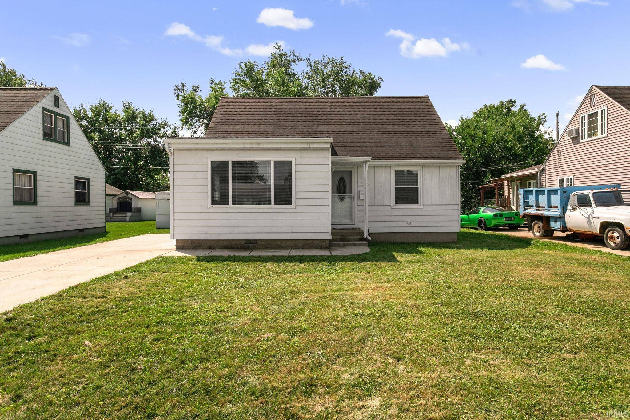 4606 Meadow LN, South Bend, IN 46619-4127