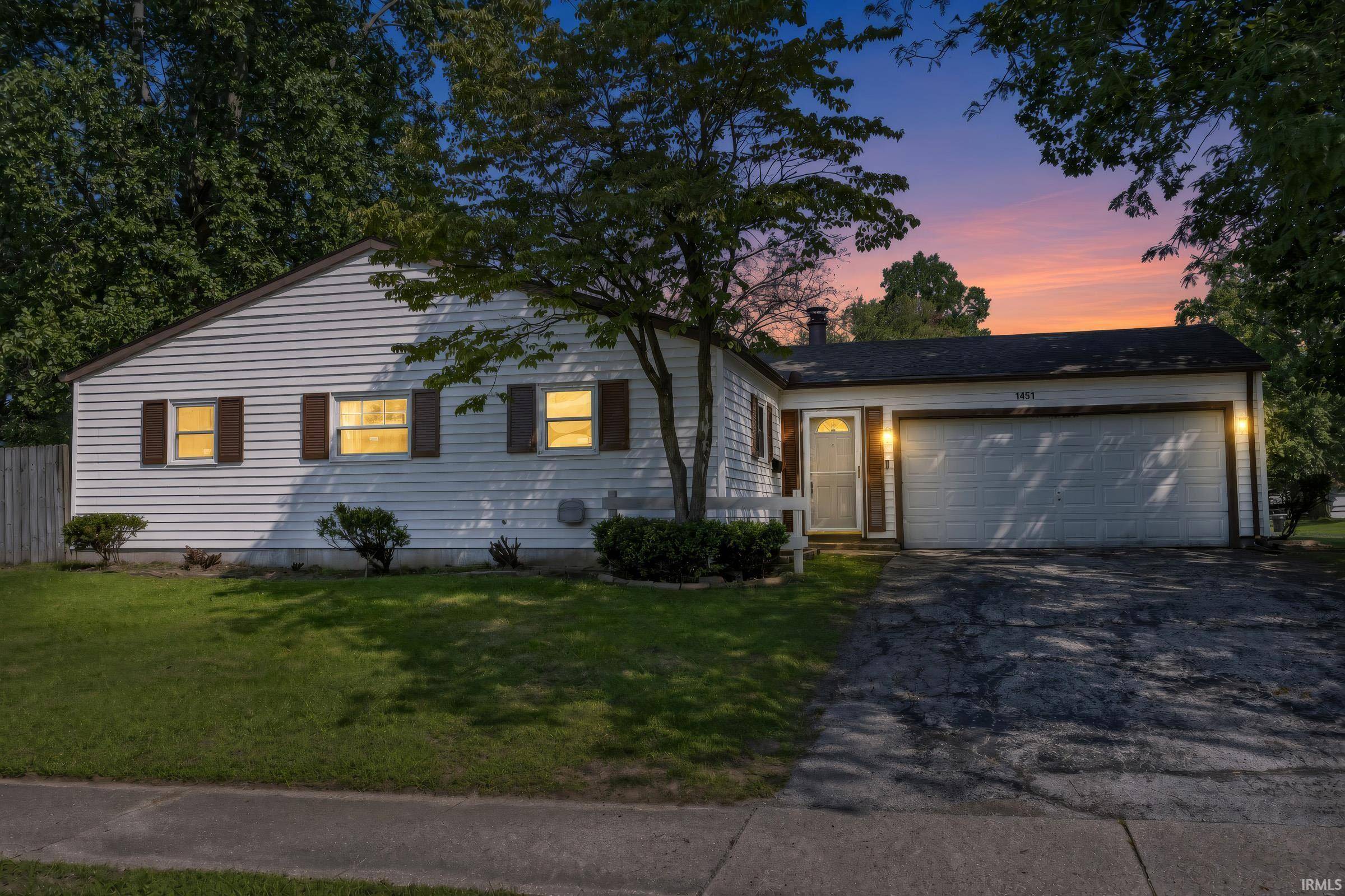 1451 Sutherland LN, South Bend, IN 46614