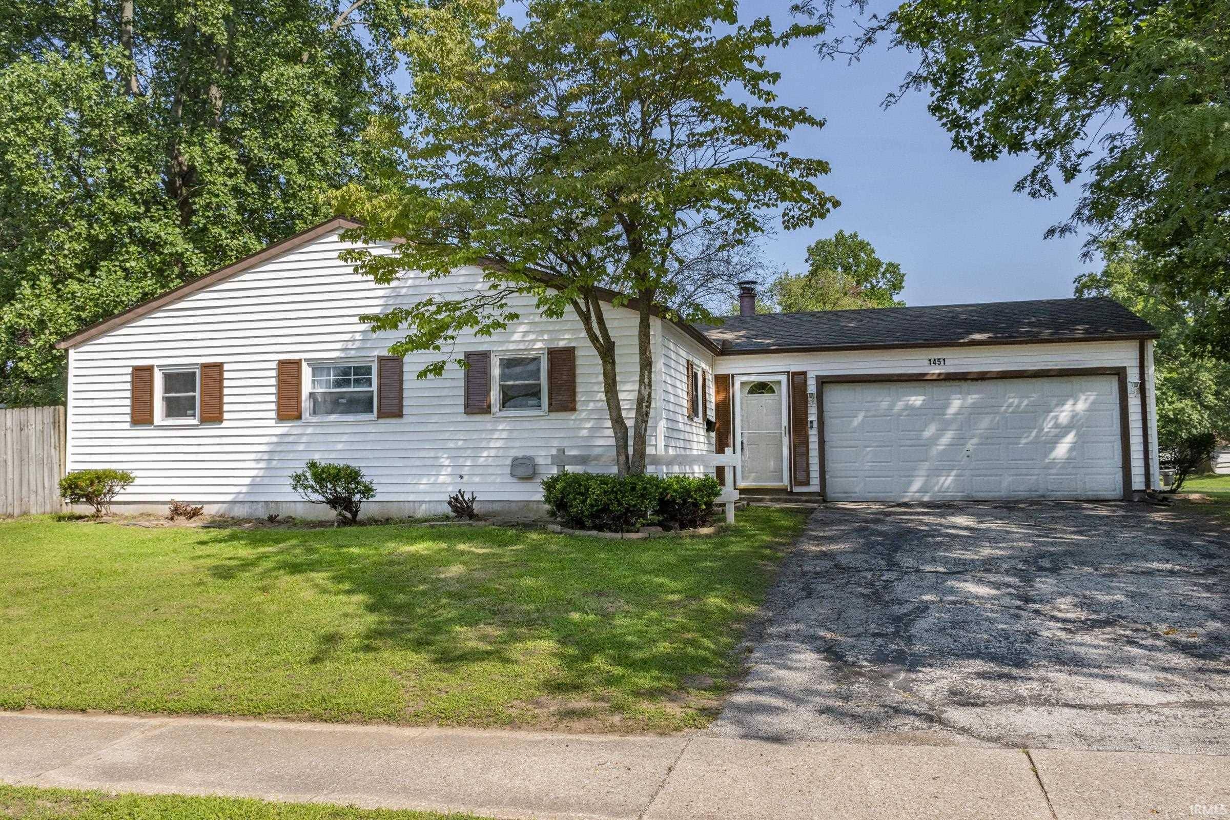 1451 Sutherland LN, South Bend, IN 46614