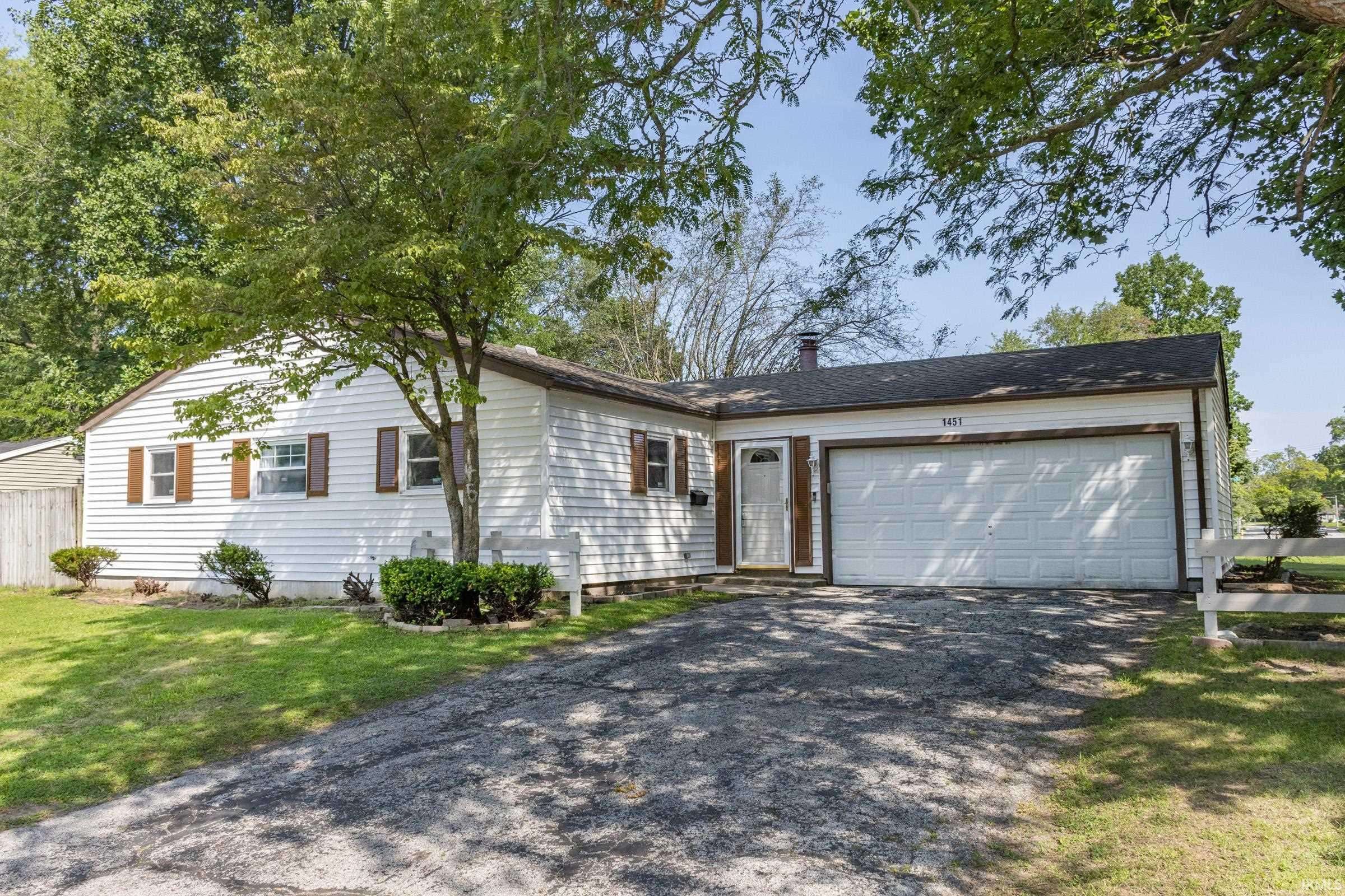 1451 Sutherland LN, South Bend, IN 46614