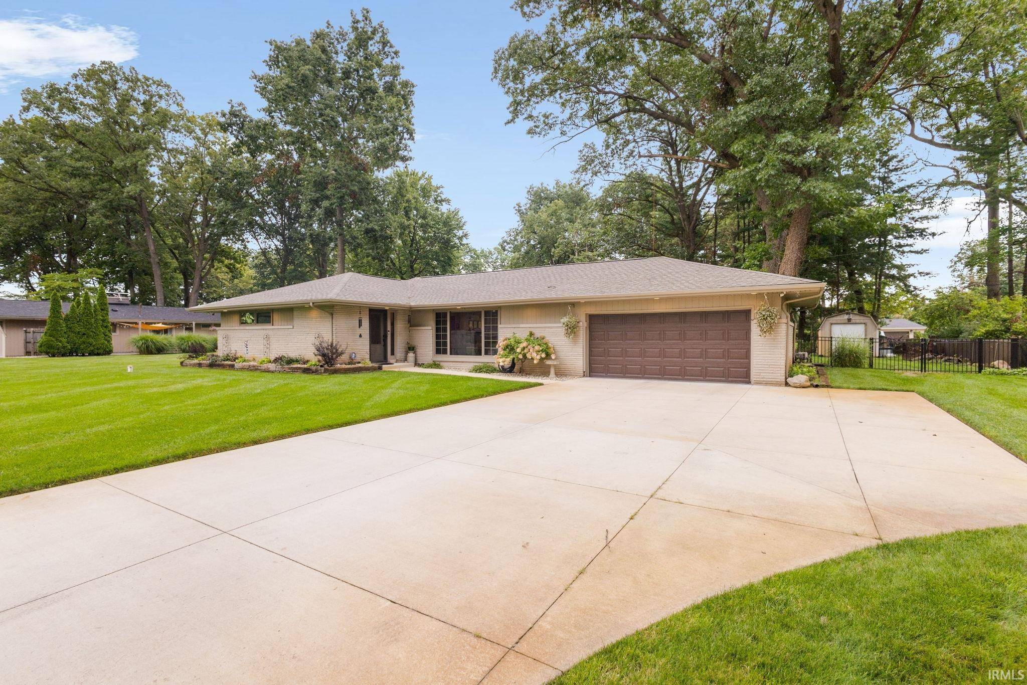 55844 Oak LN, Elkhart, IN 46514