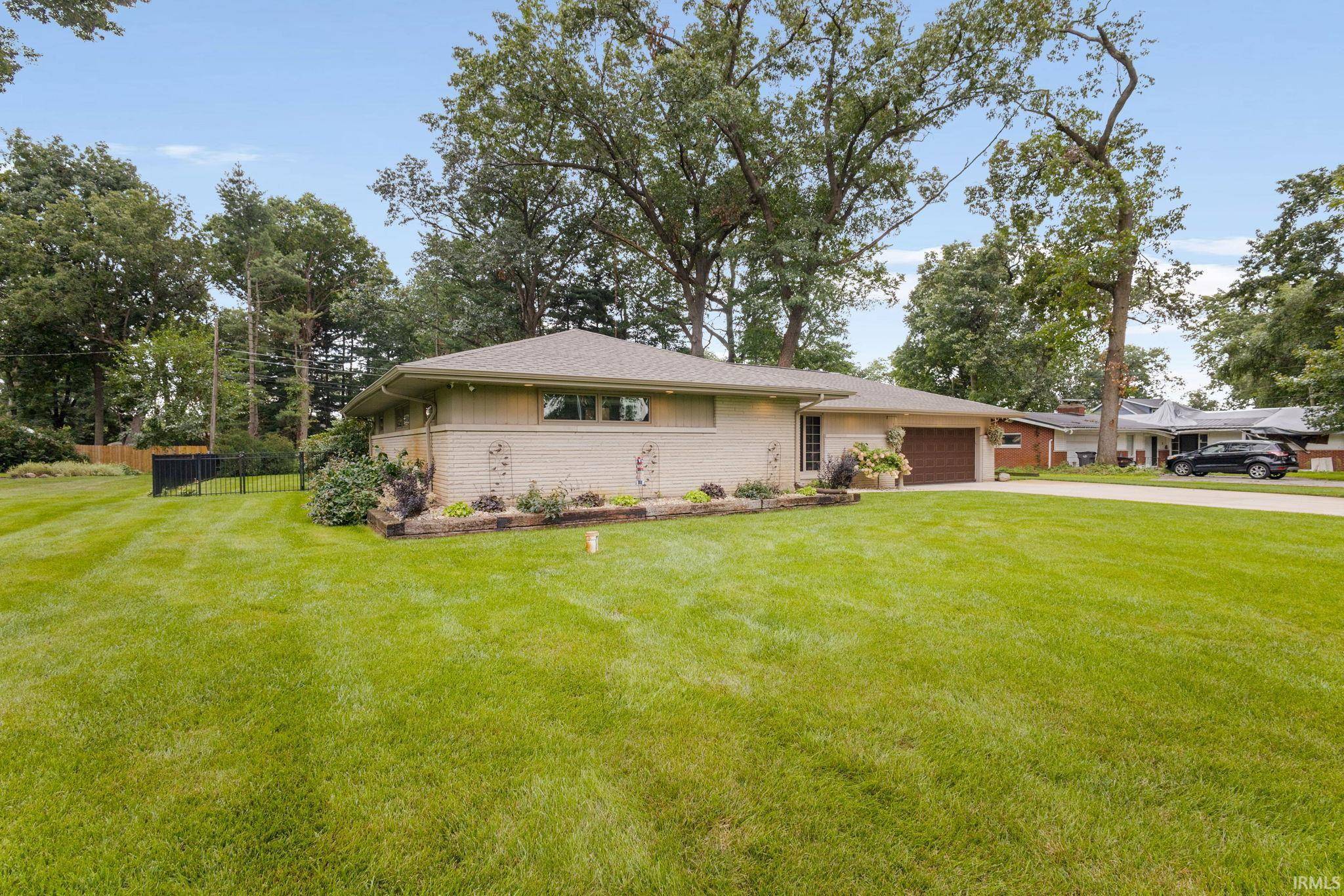 55844 Oak LN, Elkhart, IN 46514