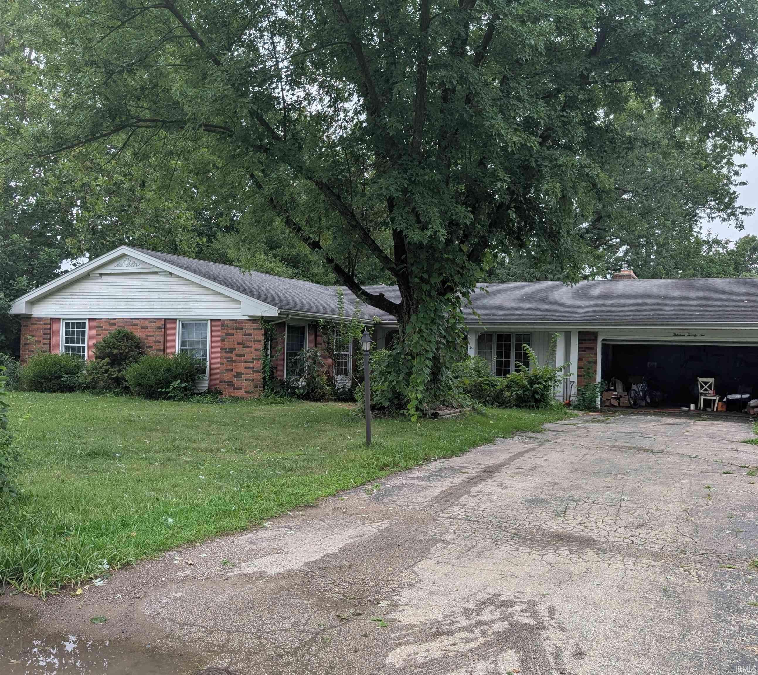1322 Riding Mall DR, South Bend, IN 46614