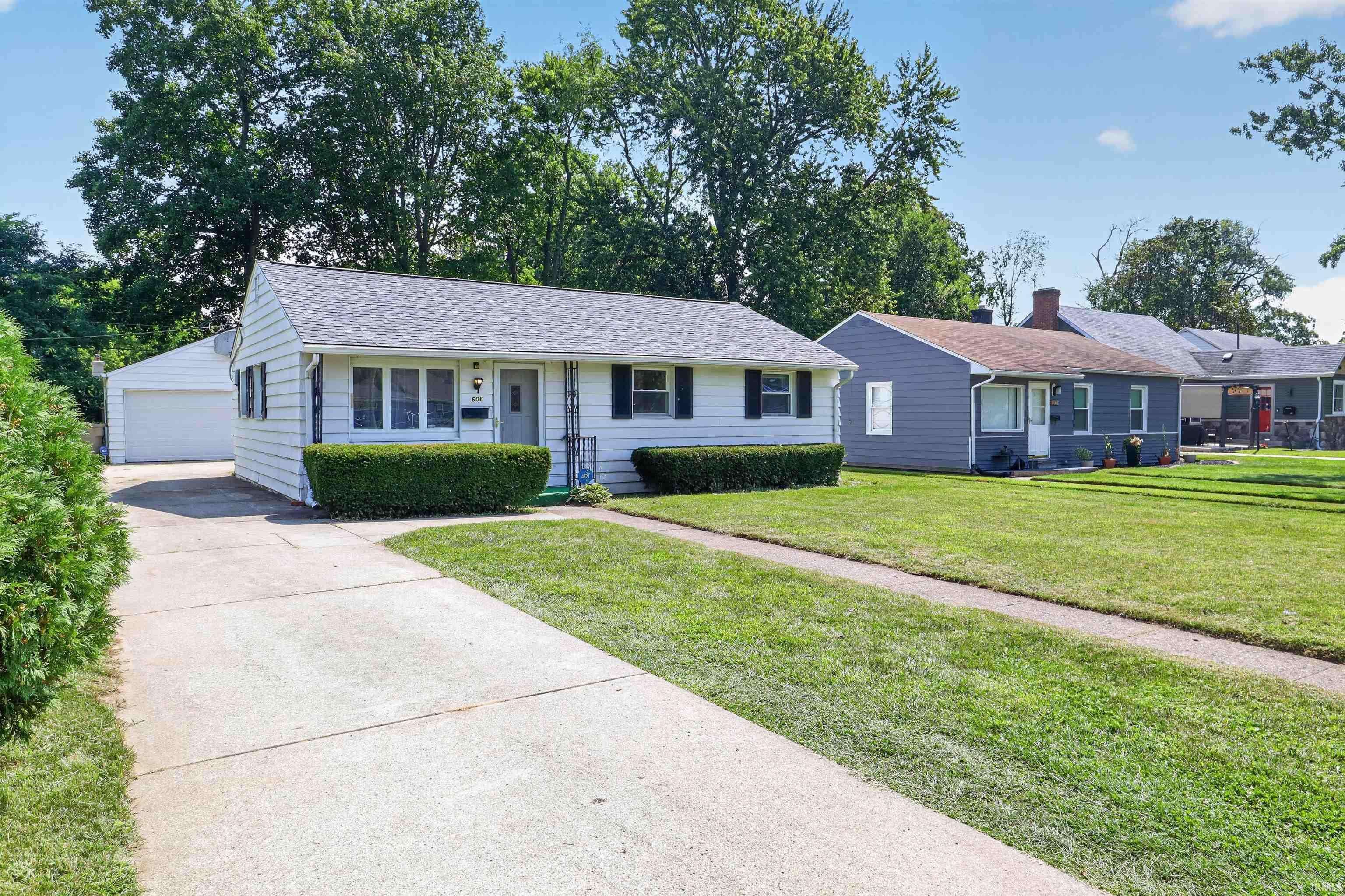 606 N Twyckenham DR, South Bend, IN 46617