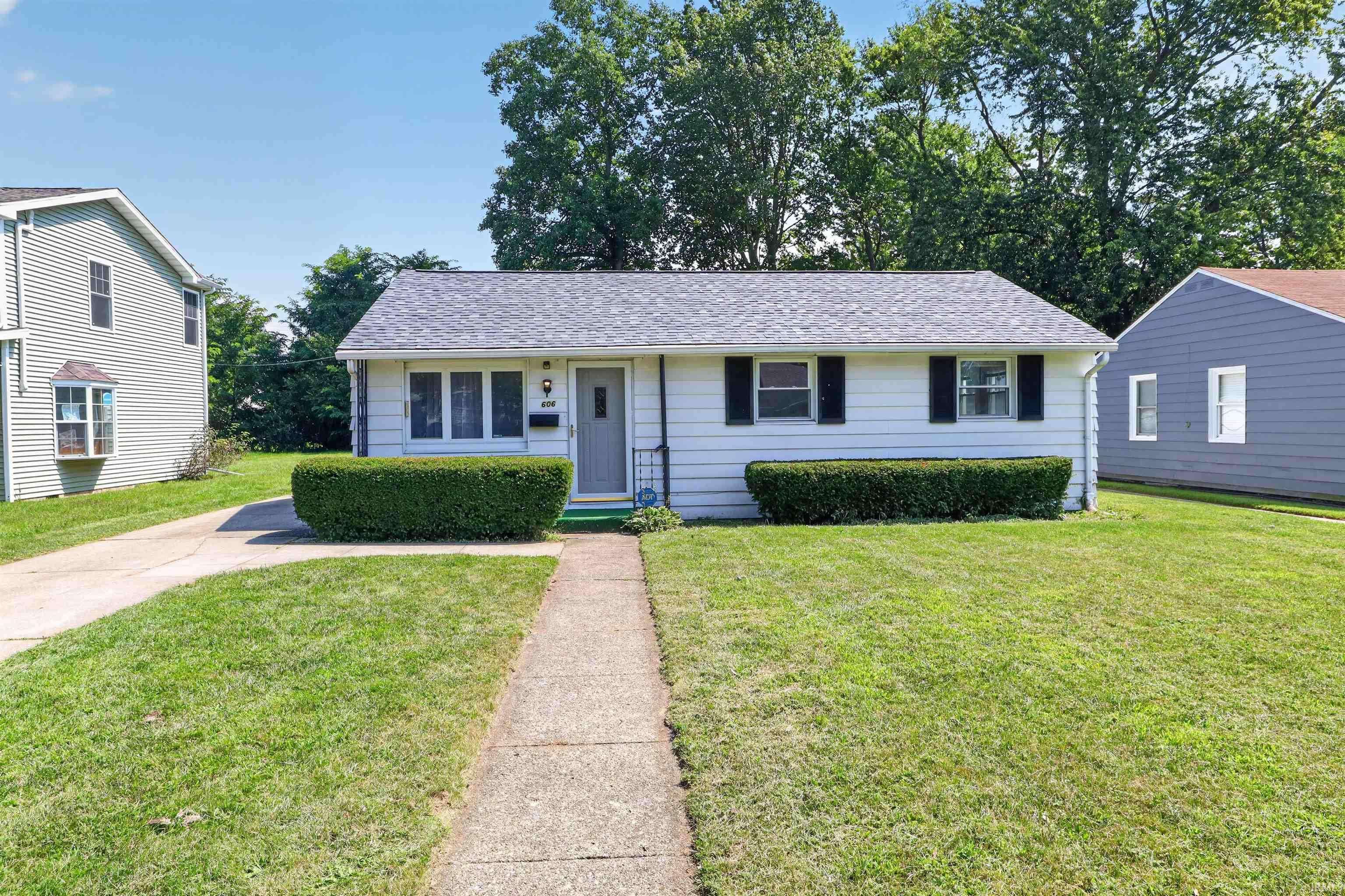 606 N Twyckenham DR, South Bend, IN 46617