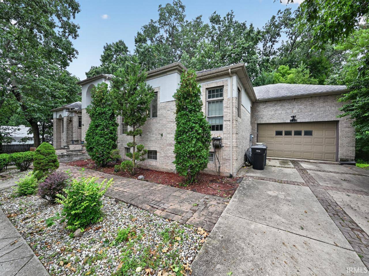 1925 Corby BLVD, South Bend, IN 46617-1862
