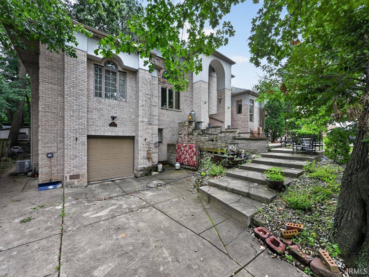 1925 Corby BLVD, South Bend, IN 46617-1862