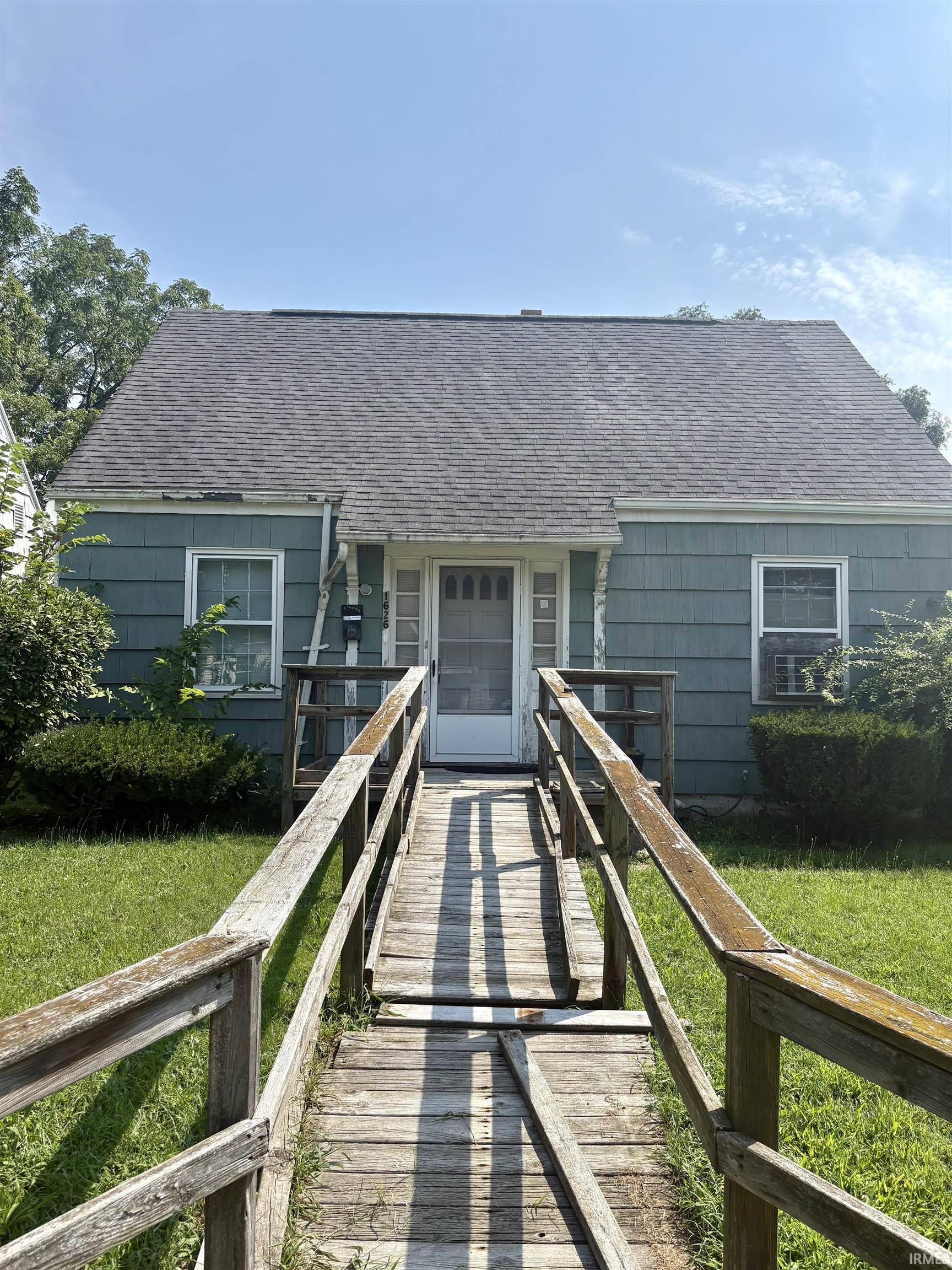1626 Johnson ST, South Bend, IN 46628-2936