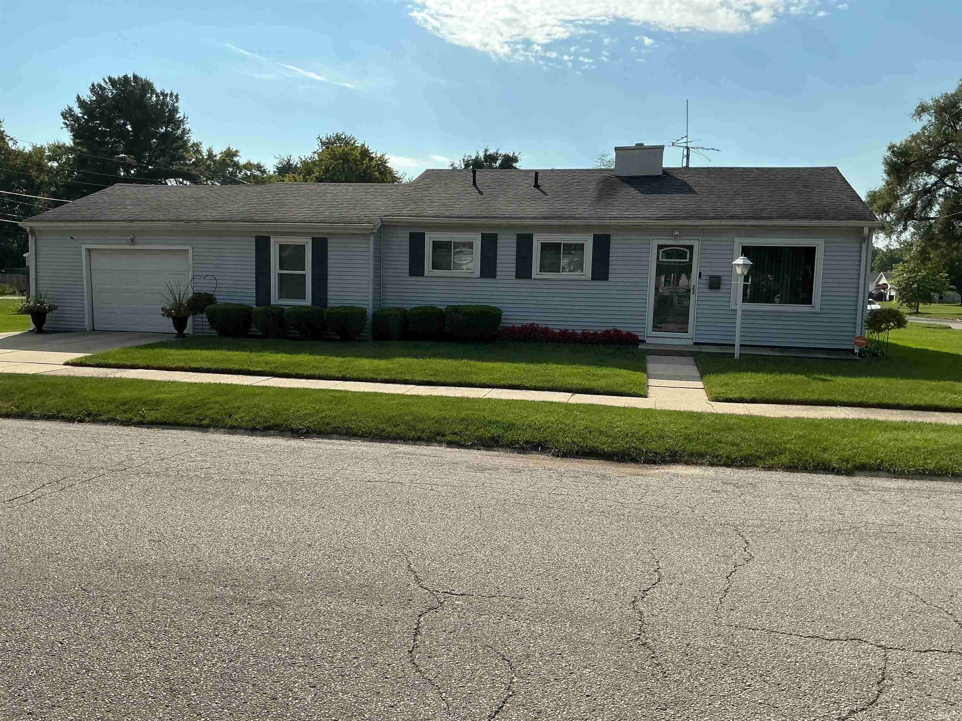 2304 Bergan ST, South Bend, IN 46628-3310