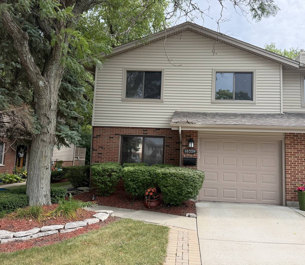 18559 Meadow LN, Hazel Crest, IL 60429