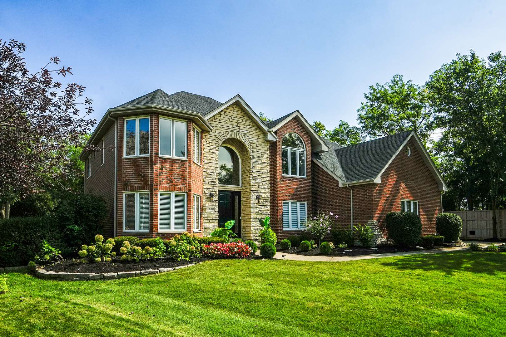 13701 Oak Tree LN, Lemont, IL 60439