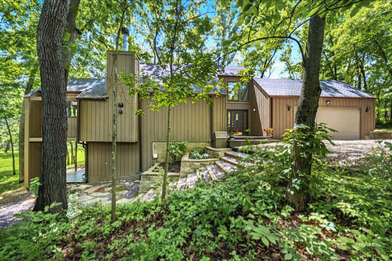 1309 Wildwood LN, Mahomet, IL 61853