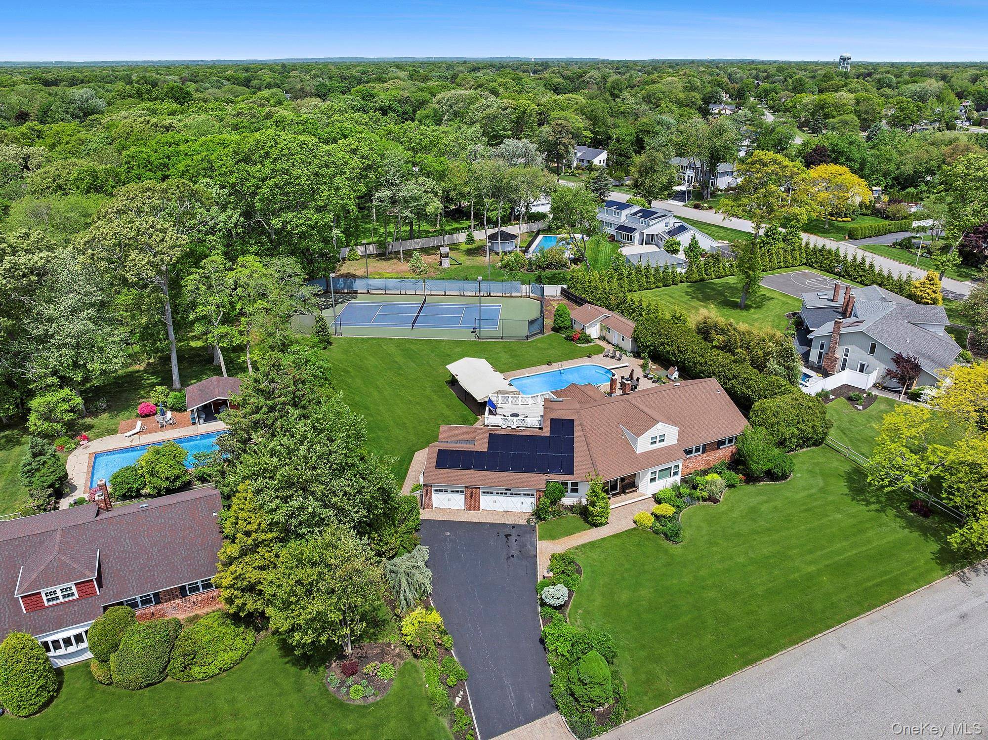9 Dove LN, Bay Shore, NY 11706