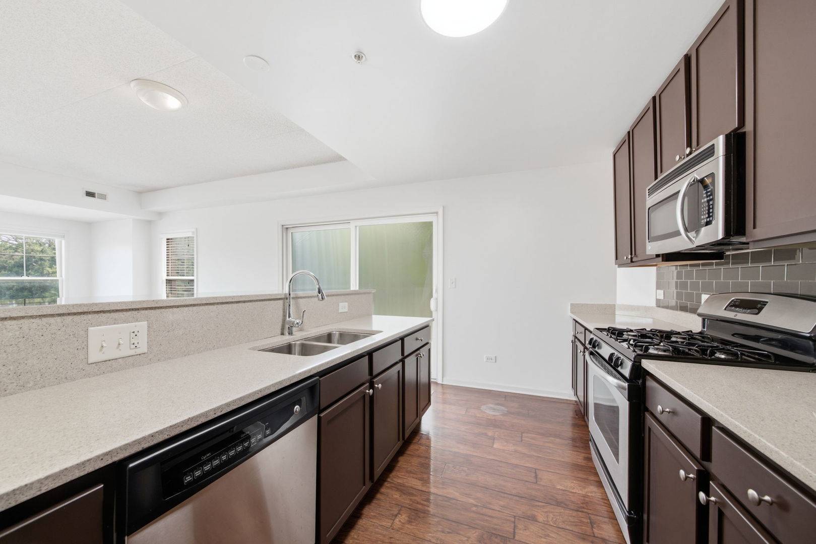 125 Lakeview DR #207, Bloomingdale, IL 60108