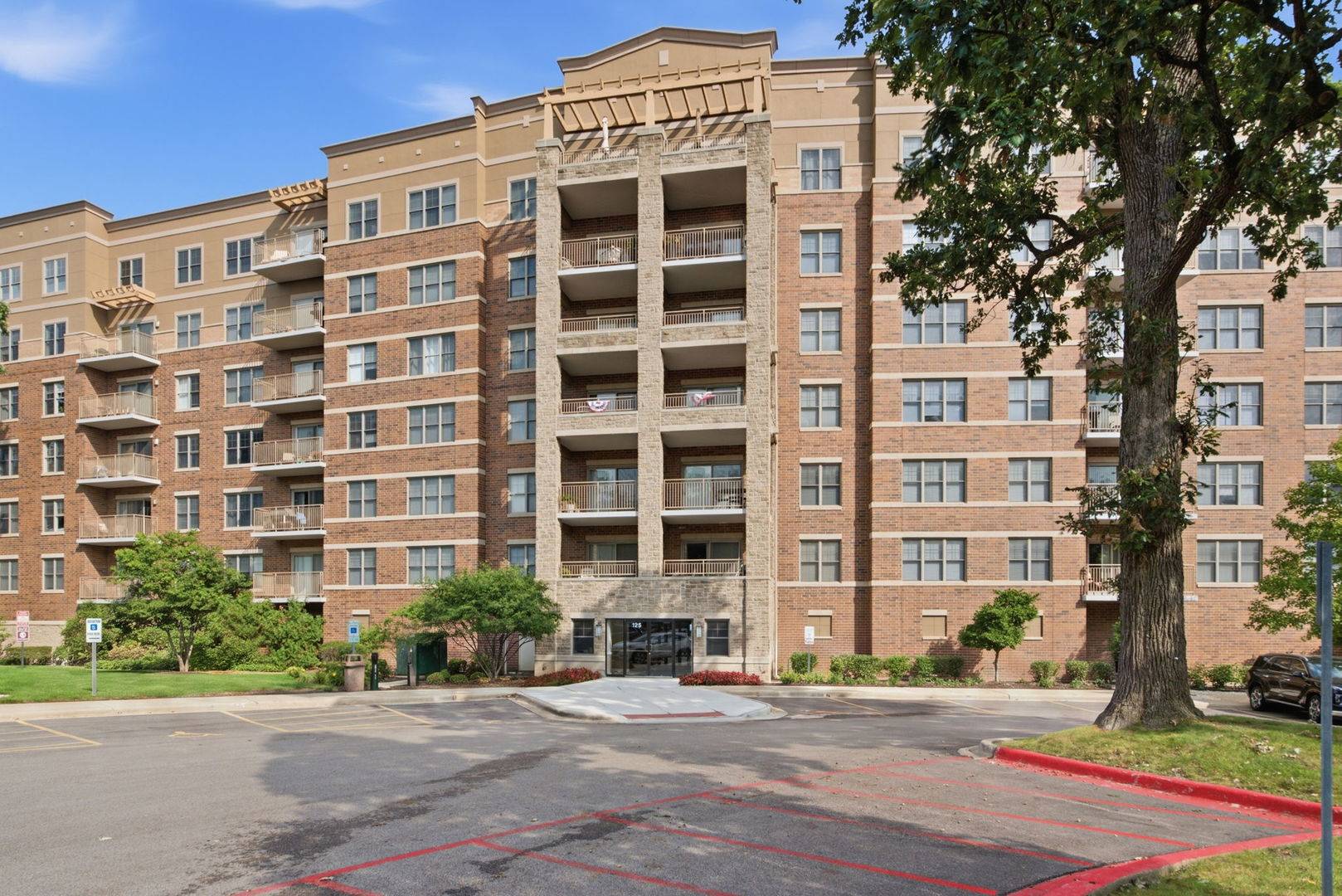 125 Lakeview DR #207, Bloomingdale, IL 60108