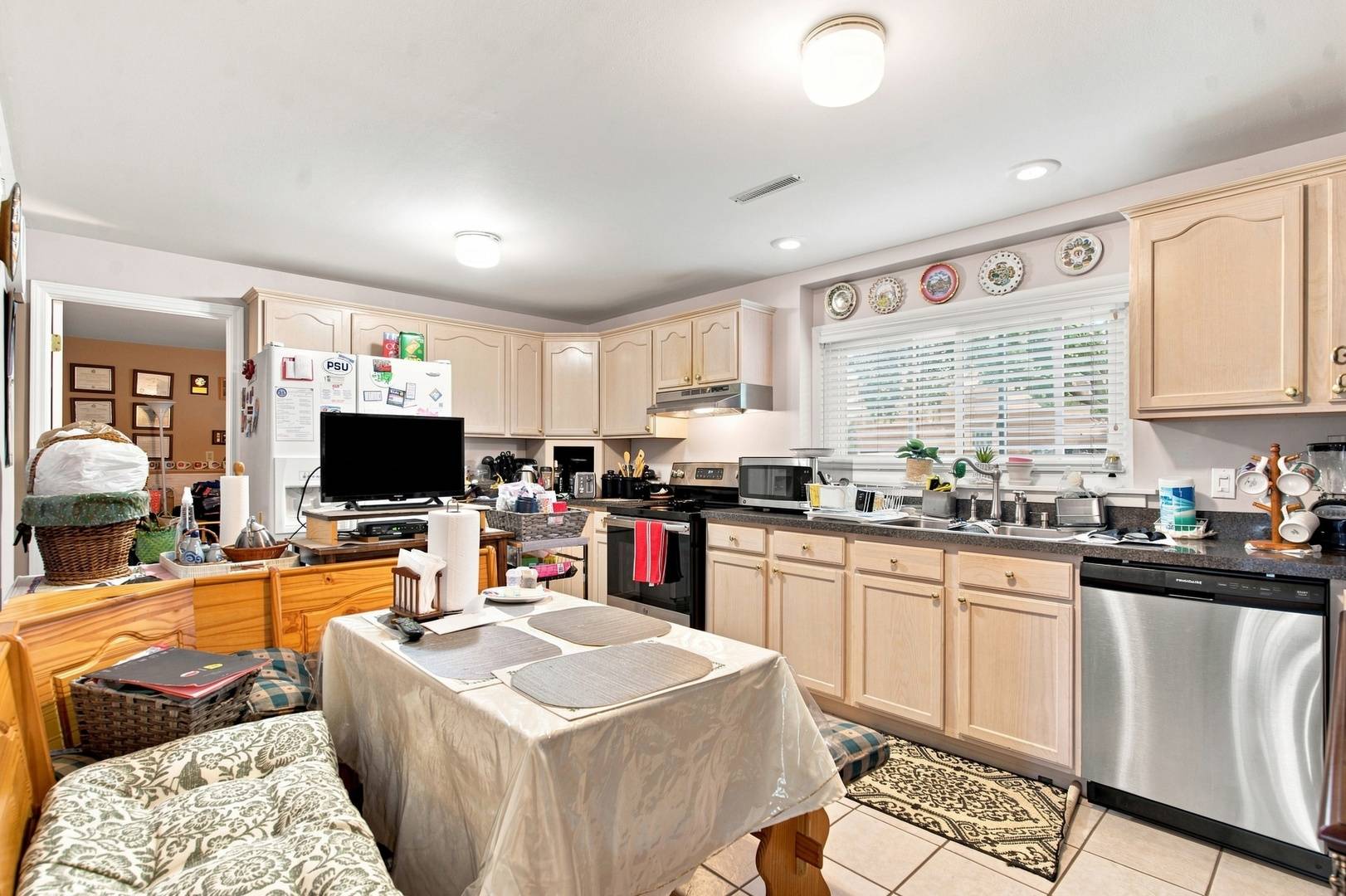 652 Sussex LN, Crystal Lake, IL 60014