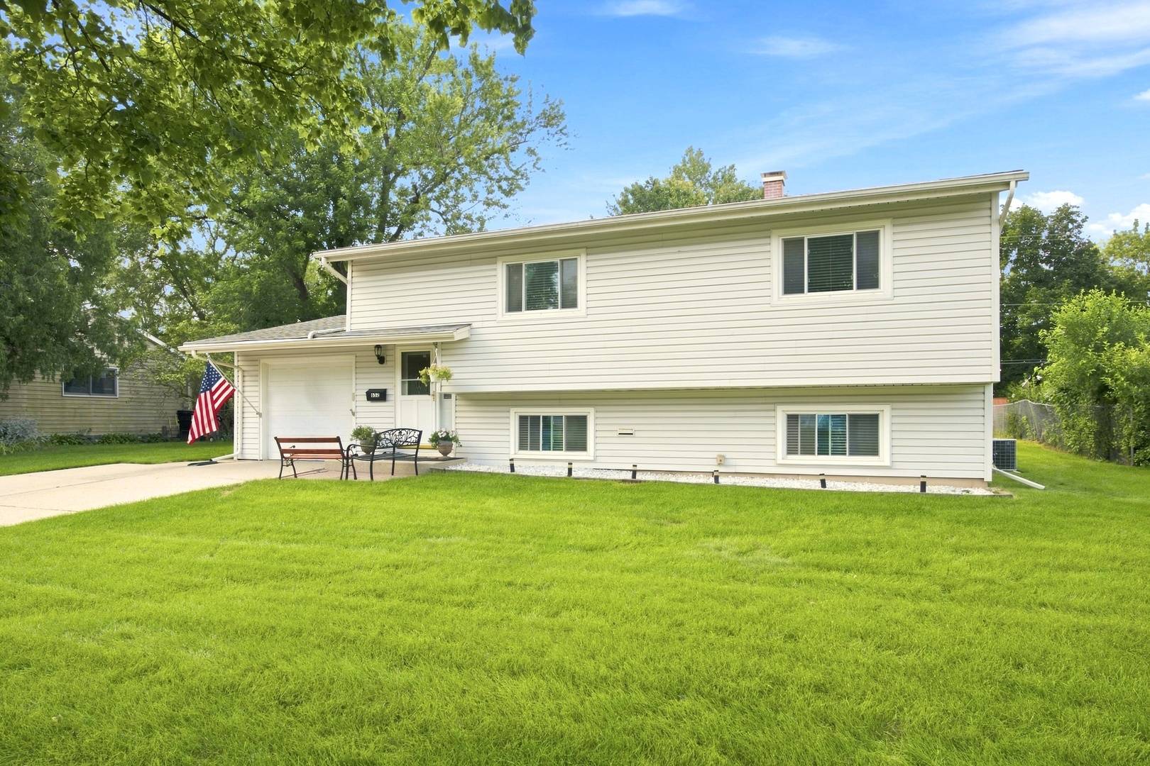652 Sussex LN, Crystal Lake, IL 60014