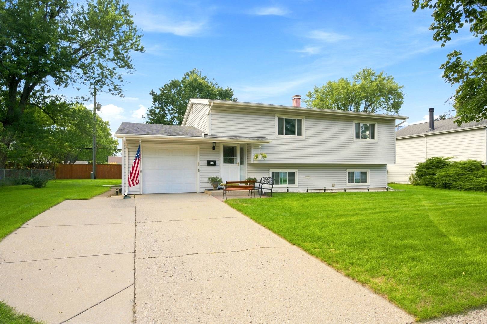 652 Sussex LN, Crystal Lake, IL 60014