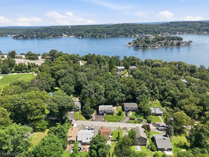 307 Nariticong Ave, Hopatcong Boro, NJ 07843