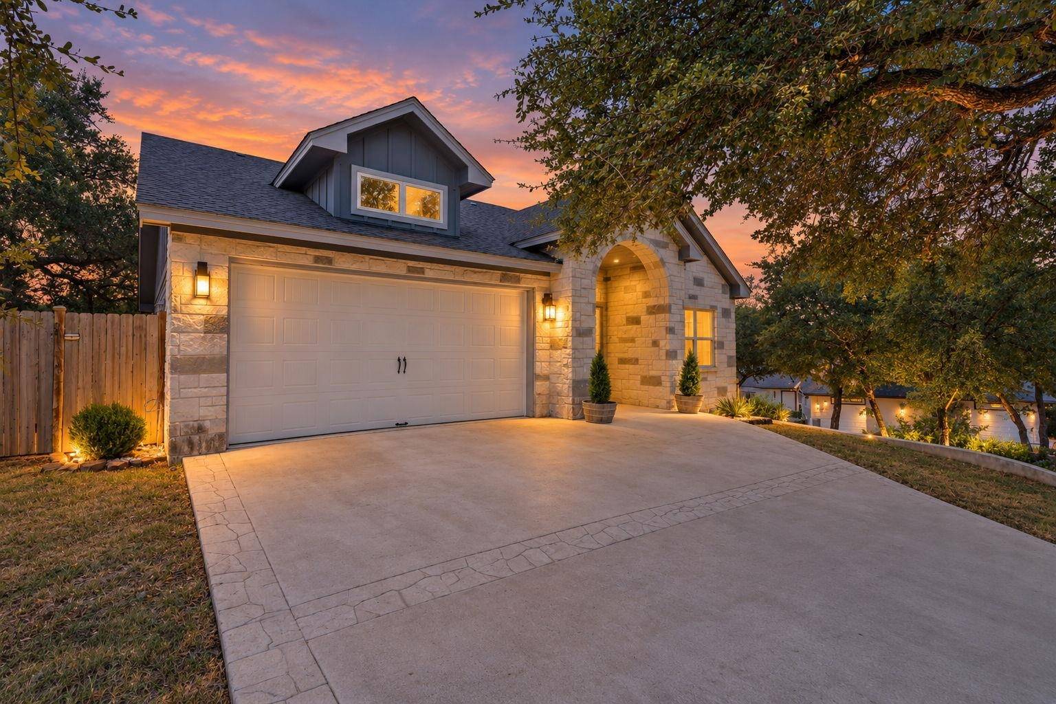 504 Queens WAY, Cottonwood Shores, TX 78657