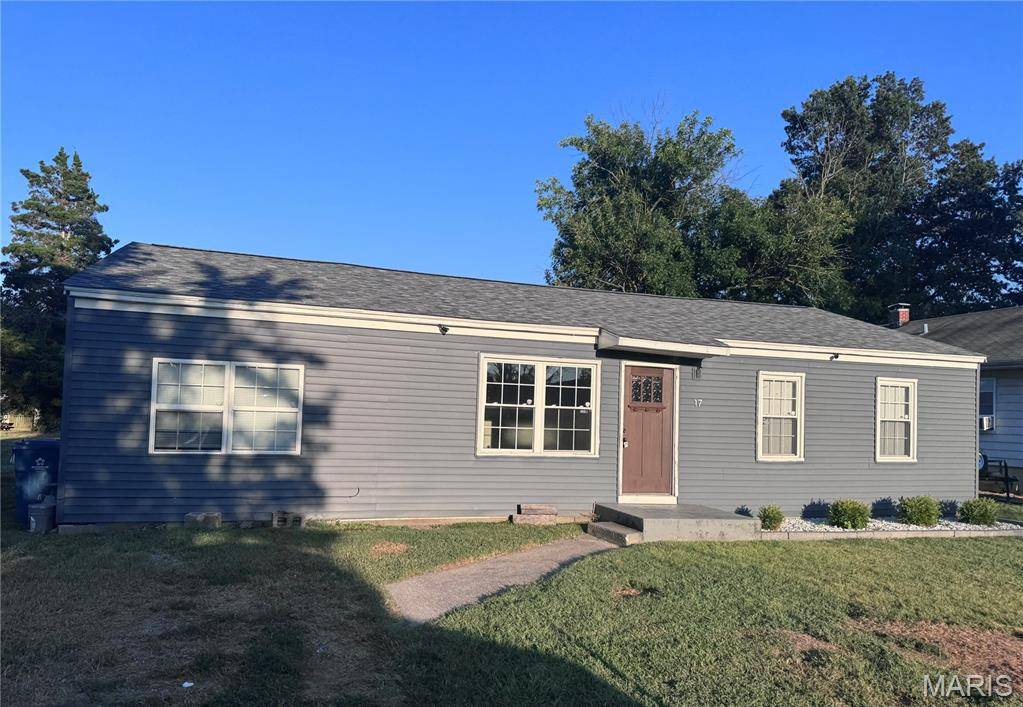 17 Randolph DR, Centralia, IL 62801