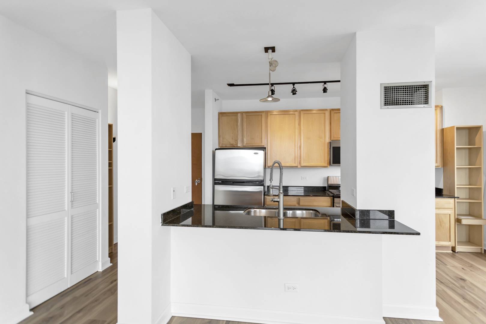 210 S Desplaines ST #1102, Chicago, IL 60661