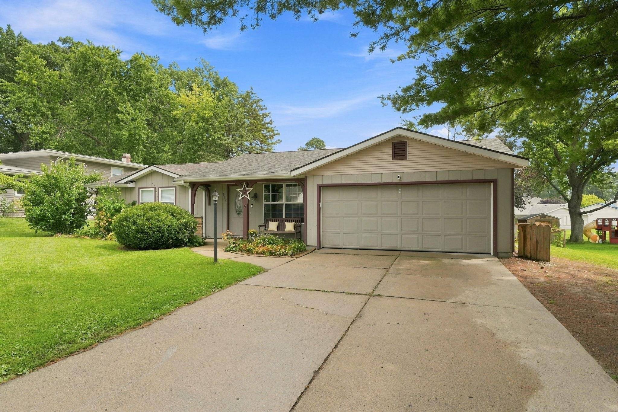 812 Glenwood PL, Kendallville, IN 46755-1201