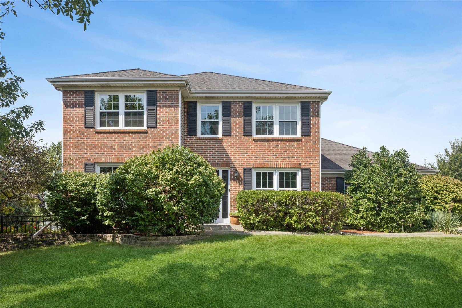 1524 Fieldcrest DR, West Chicago, IL 60185