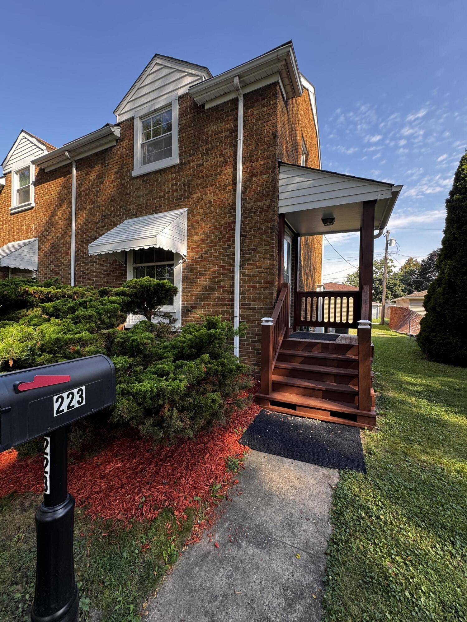 223 Adelaide Place, Munster, IN 46321
